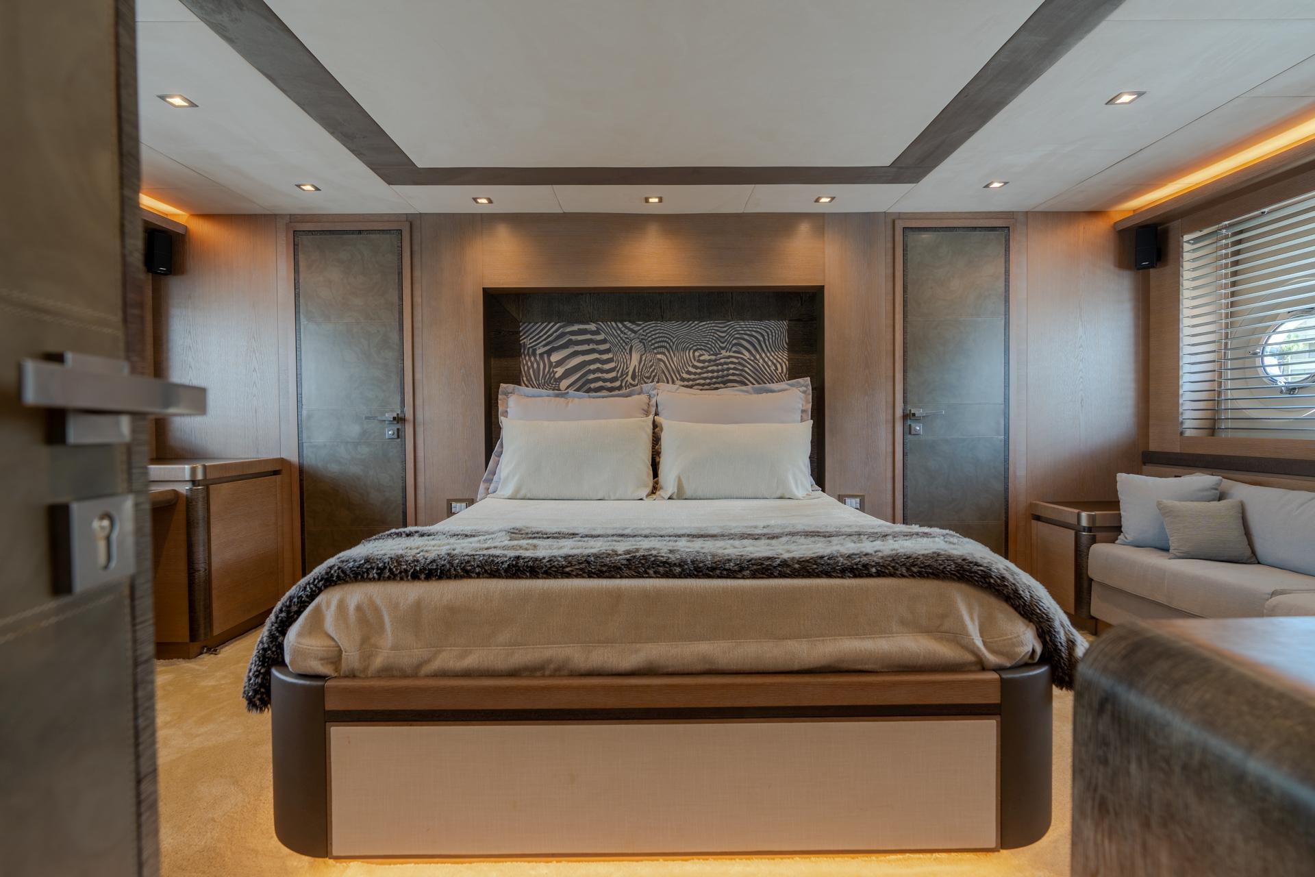 Monte Carlos Yachts 80 Panda - Master Stateroom