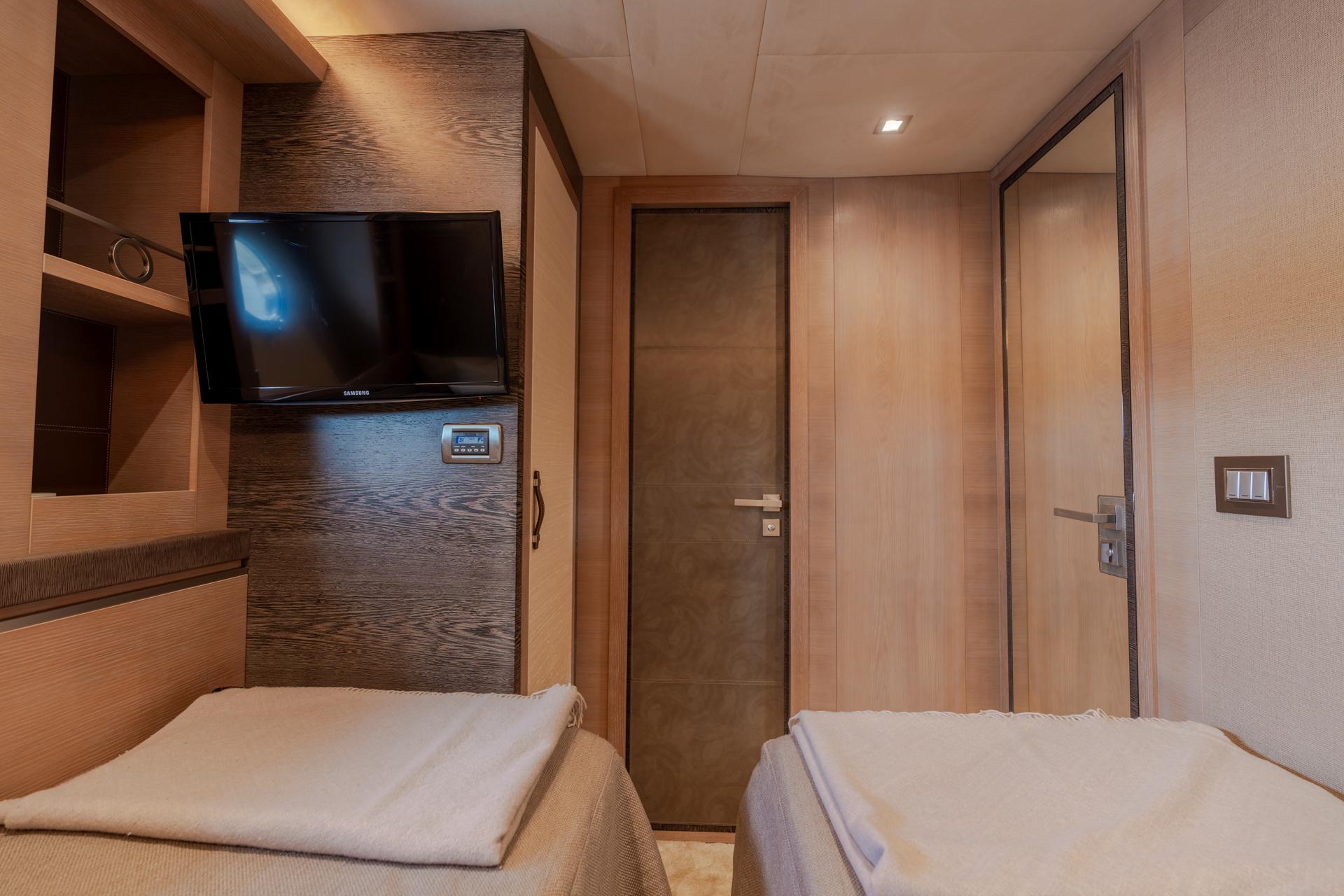 Monte Carlos Yachts 80 Panda - Guest Stateroom Port