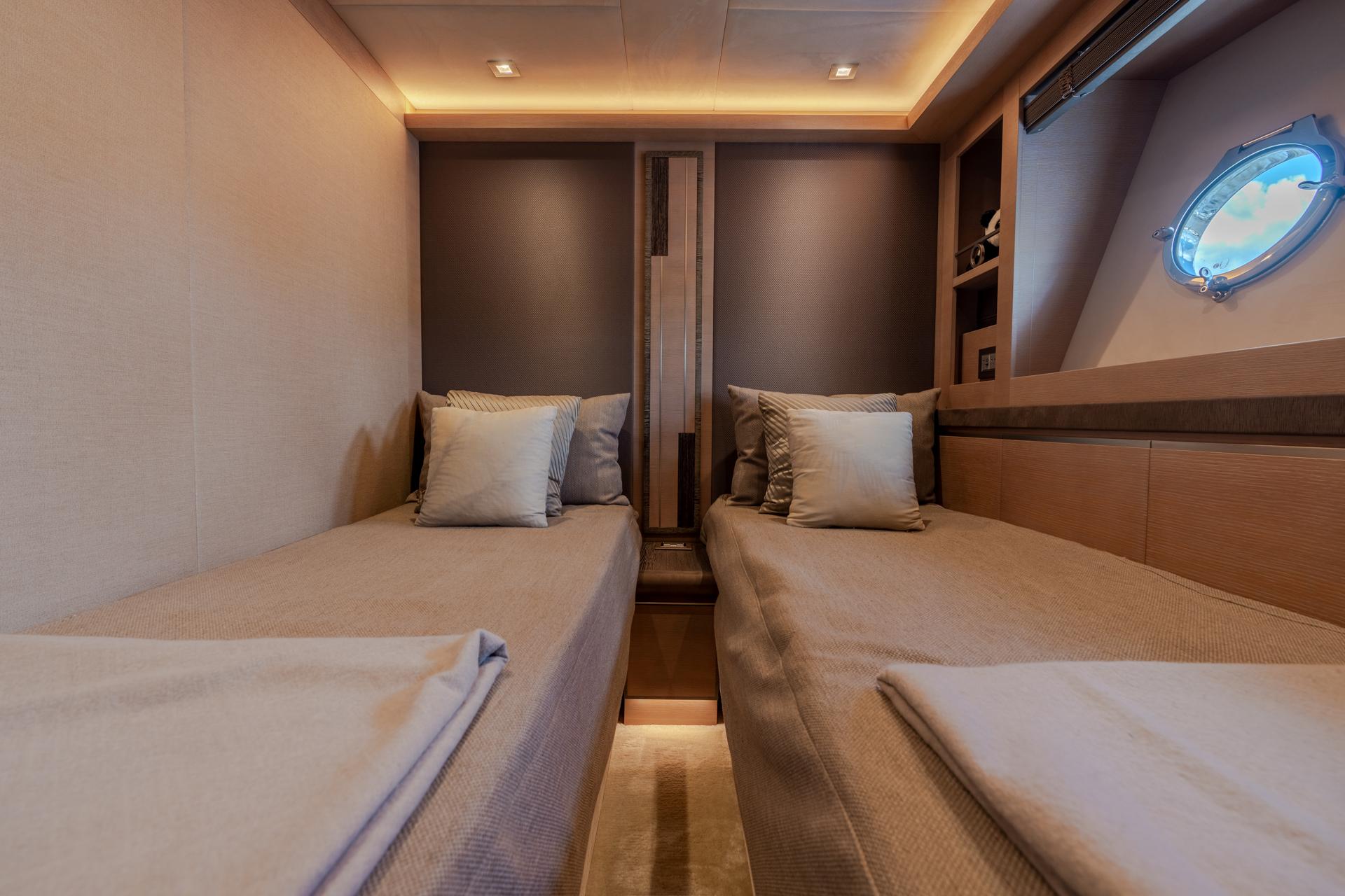 Monte Carlos Yachts 80 Panda - Guest Stateroom Port