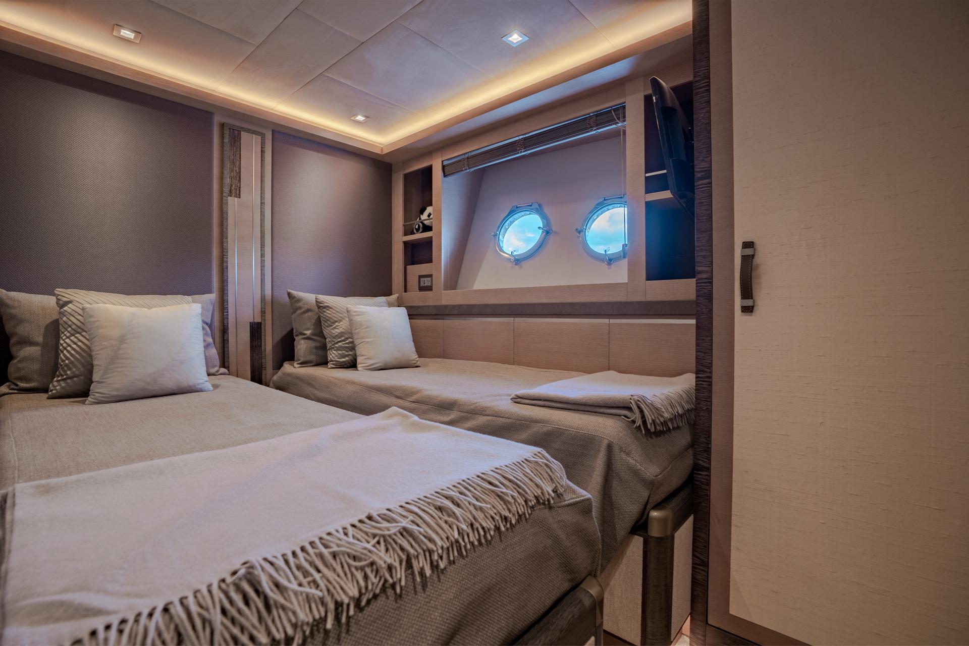 Monte Carlos Yachts 80 Panda - Guest Stateroom Port