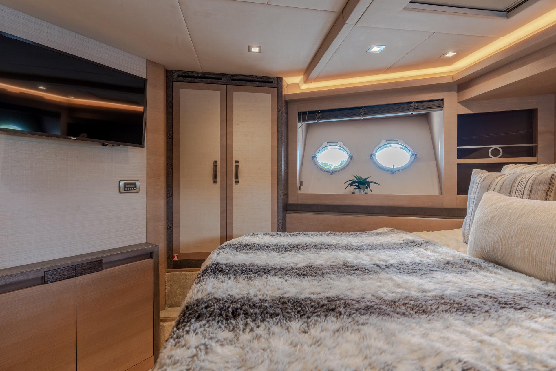 Monte Carlos Yachts 80 Panda - VIP Stateroom
