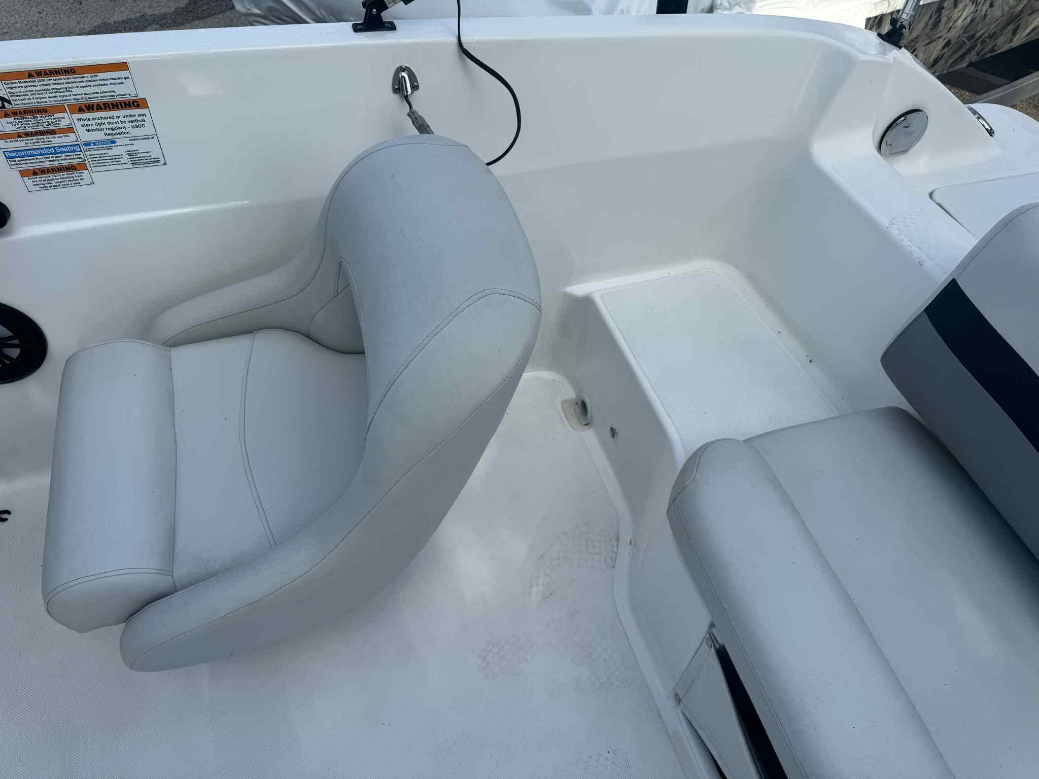 2022 Hurricane SunDeck Sport 188 OB-9