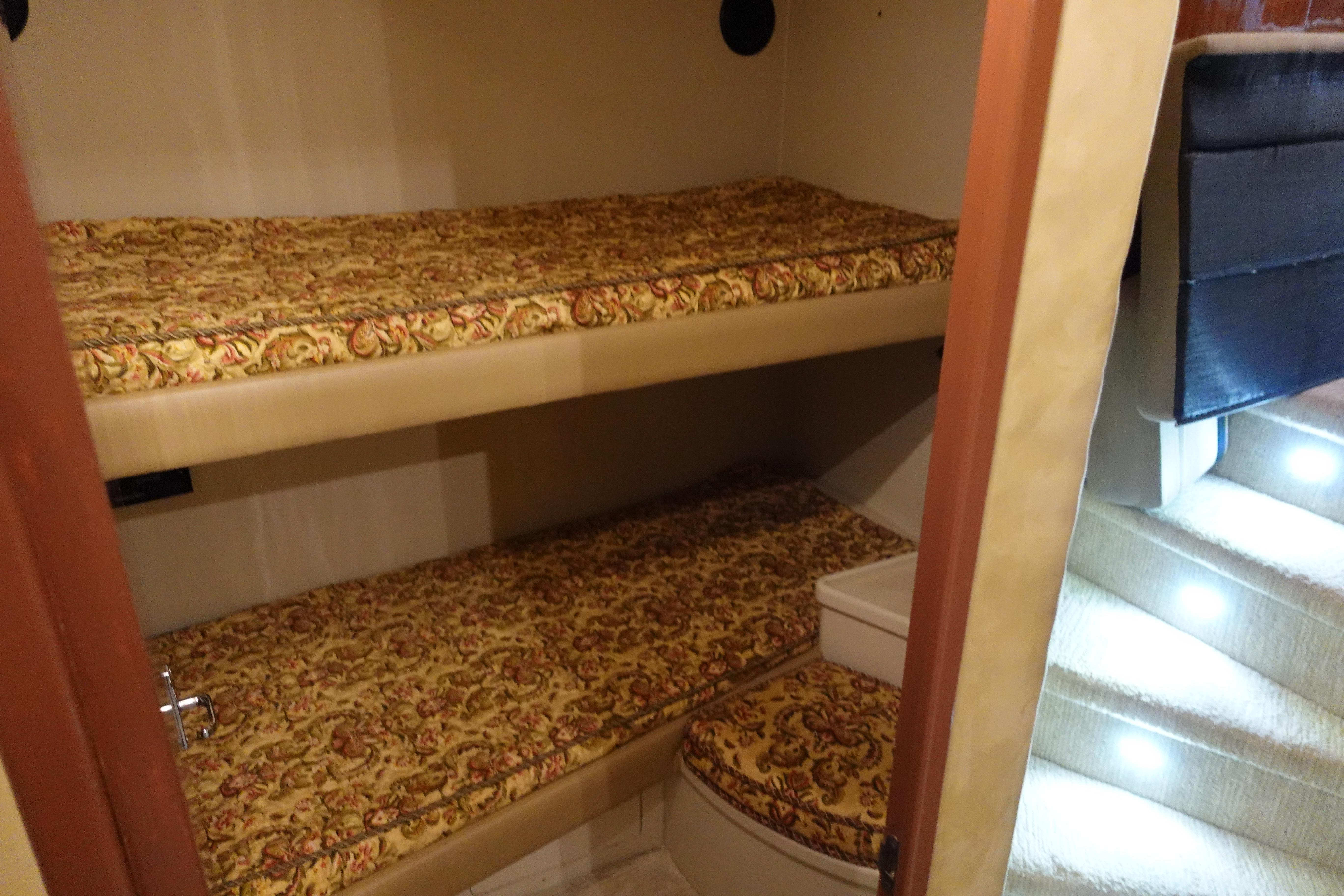 Donzi-Z-65 Tounament Fisherman 1988 -NY-US-Interior of 1988 Donzi Z-65 Tournament Fisherman with bunk beds and patterned upholstery.-9438541 | Thumbnail