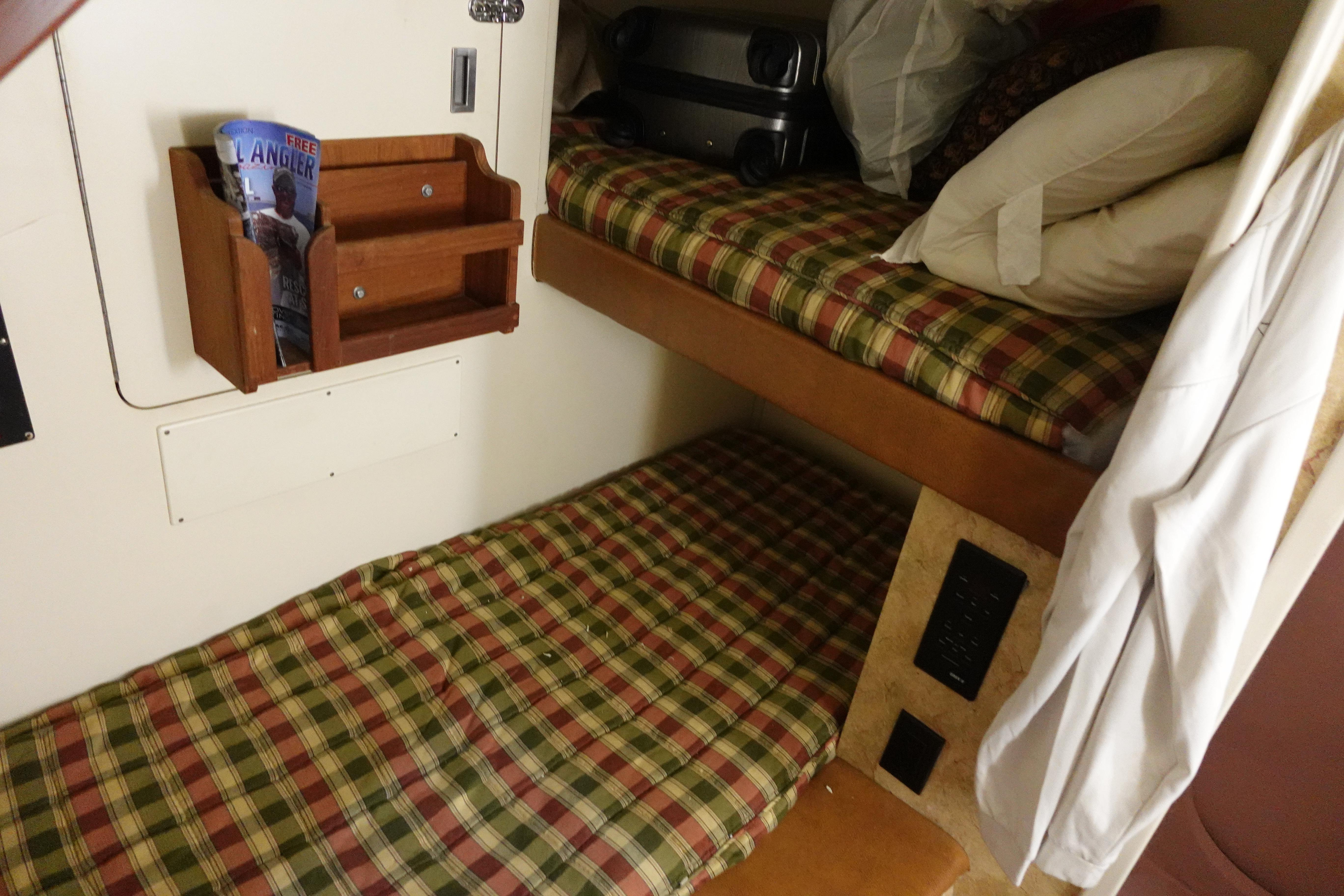 Donzi-Z-65 Tounament Fisherman 1988 -NY-US-1988 Donzi Z-65 Tournament Fisherman cabin with plaid bunk beds and storage shelves.-9438541 | Thumbnail