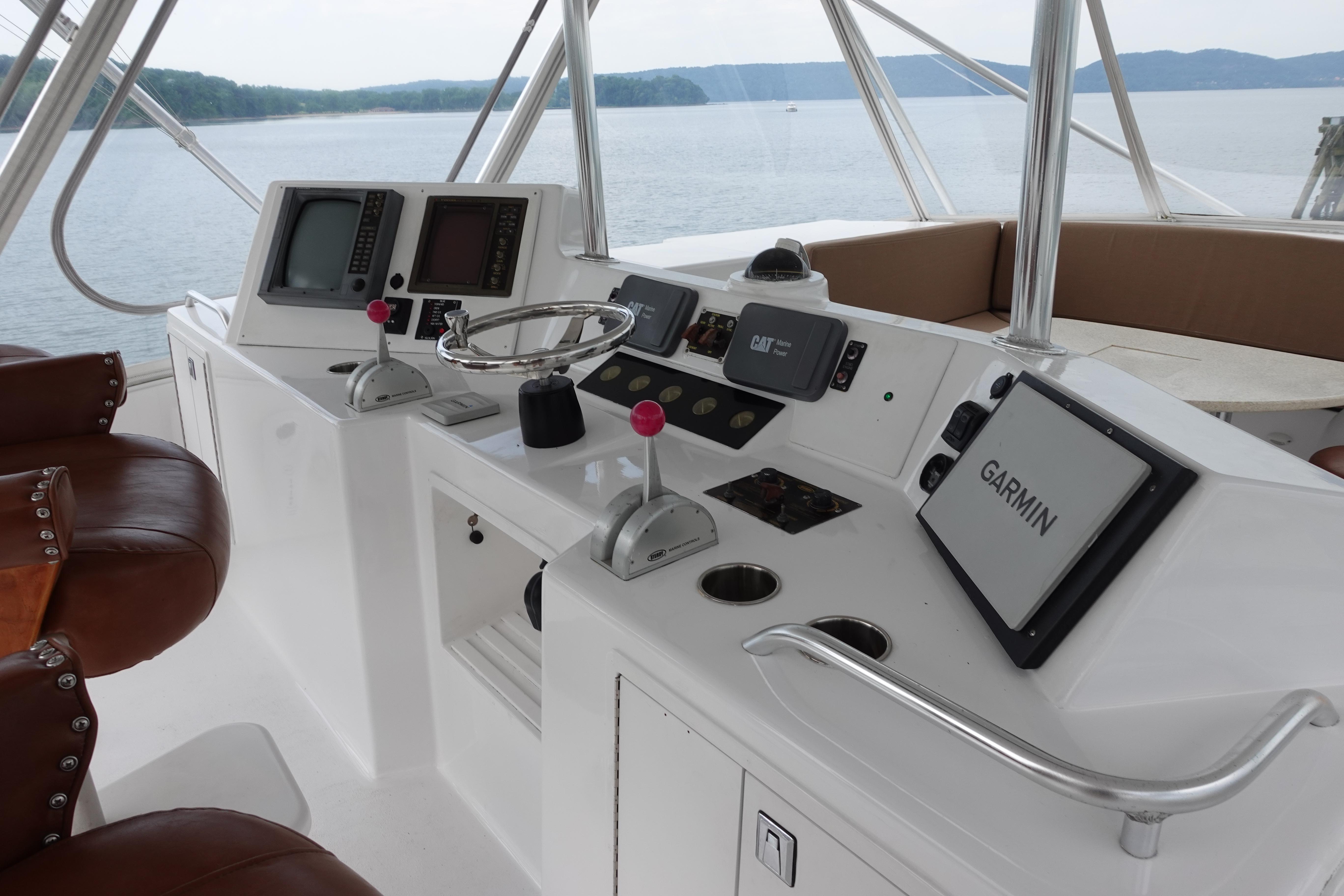 Donzi-Z-65 Tounament Fisherman 1988 -NY-US-1988 Donzi Z-65 Tournament Fisherman helm with Garmin navigation, leather seats, and scenic water view.-9438541 | Thumbnail