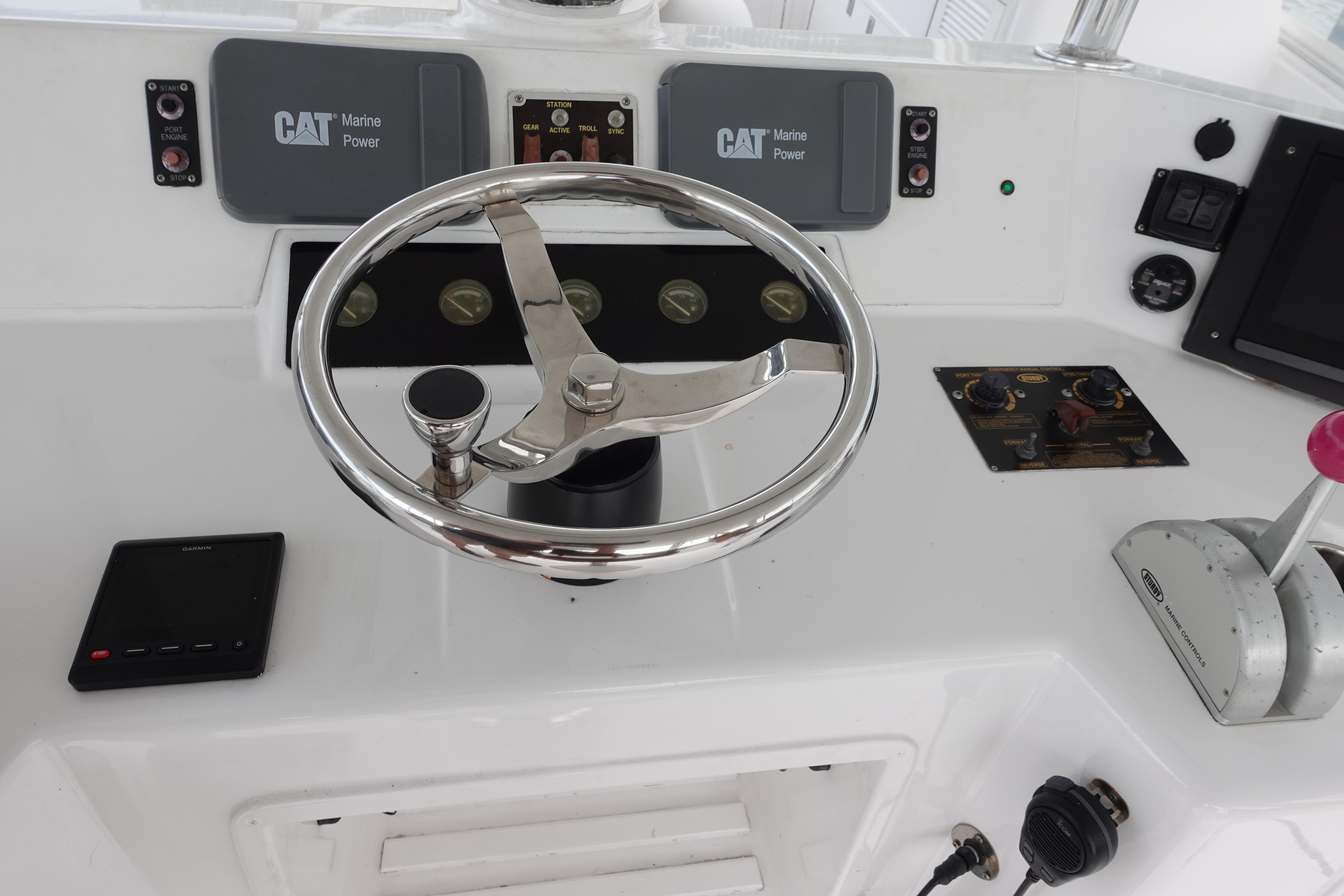 Donzi-Z-65 Tounament Fisherman 1988 -NY-US-1988 Donzi Z-65 Tournament Fisherman boat helm with steering wheel and controls.-9438541 | Thumbnail