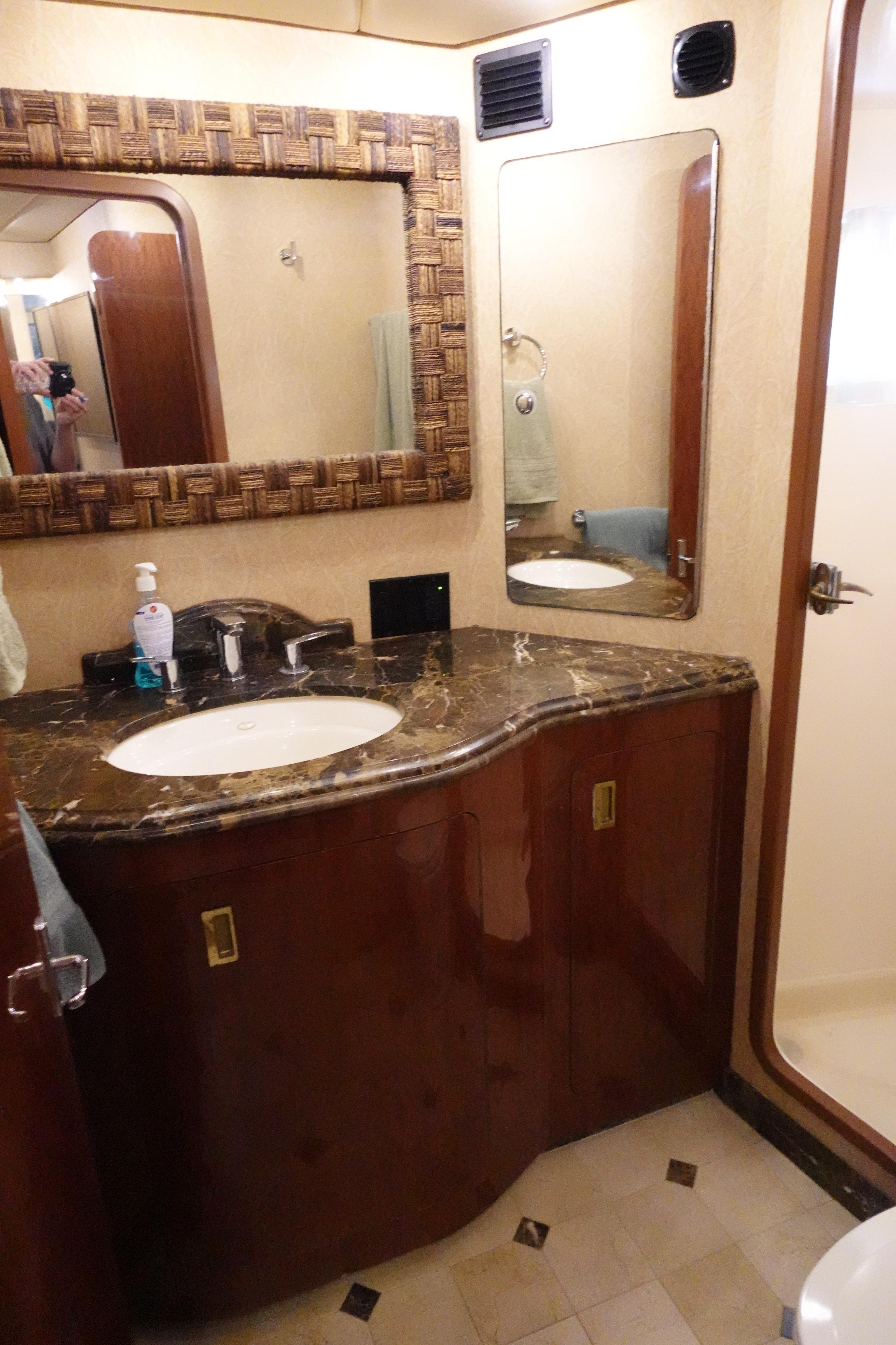 Donzi-Z-65 Tounament Fisherman 1988 -NY-US-Luxurious bathroom in 1988 Donzi Z-65 Tournament Fisherman yacht with marble countertop.-9438541 | Thumbnail