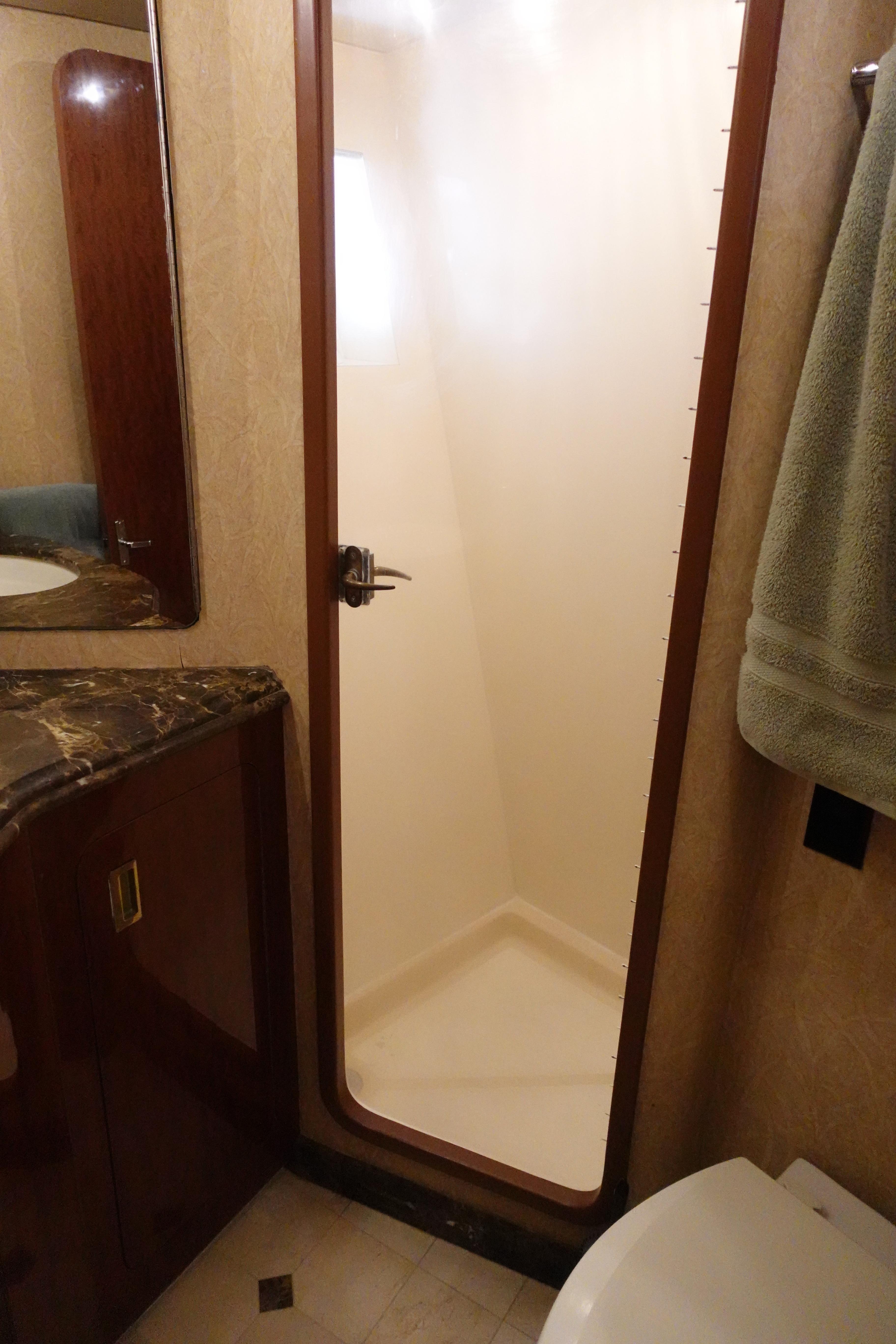 Donzi-Z-65 Tounament Fisherman 1988 -NY-US-1988 Donzi Z-65 Tournament Fisherman bathroom with shower and sink.-9438541 | Thumbnail