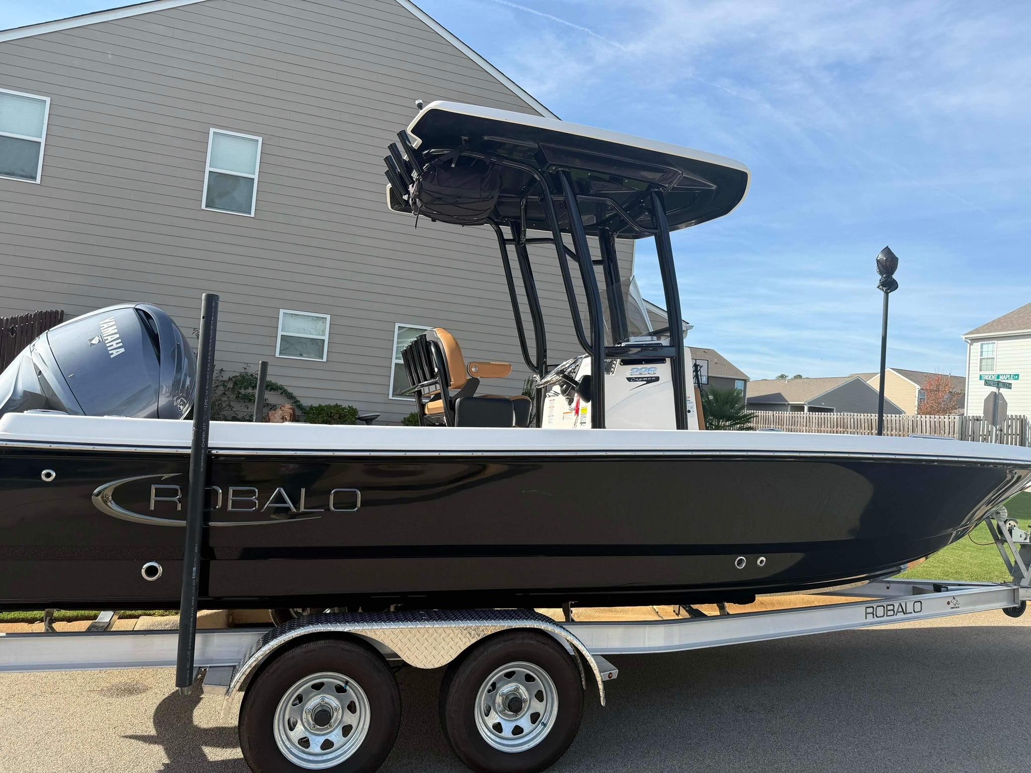 2024 Robalo 226 Cayman - Image 2