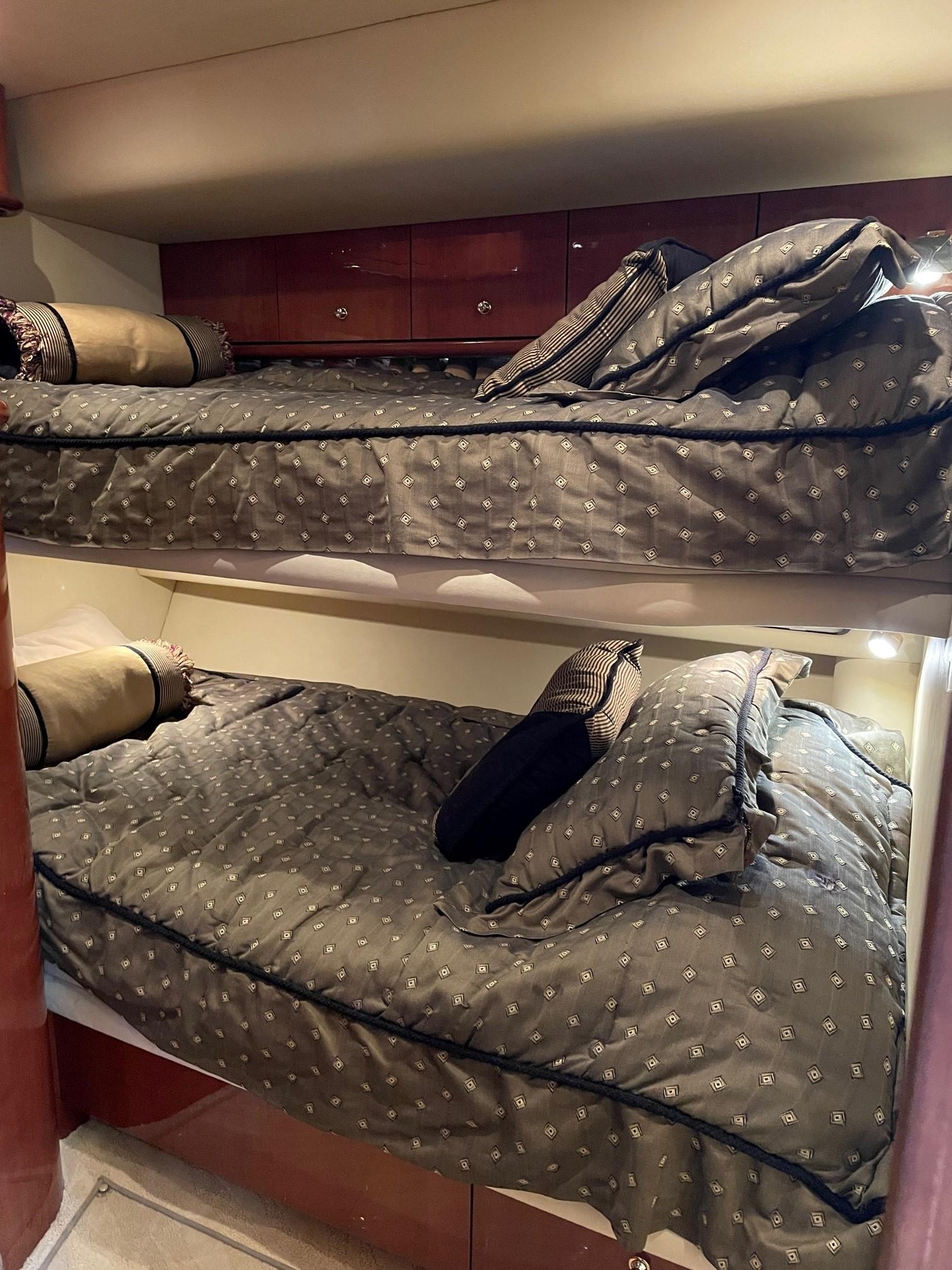 51 ft Sea Ray 510 Sundancer Guest stateroom with TV