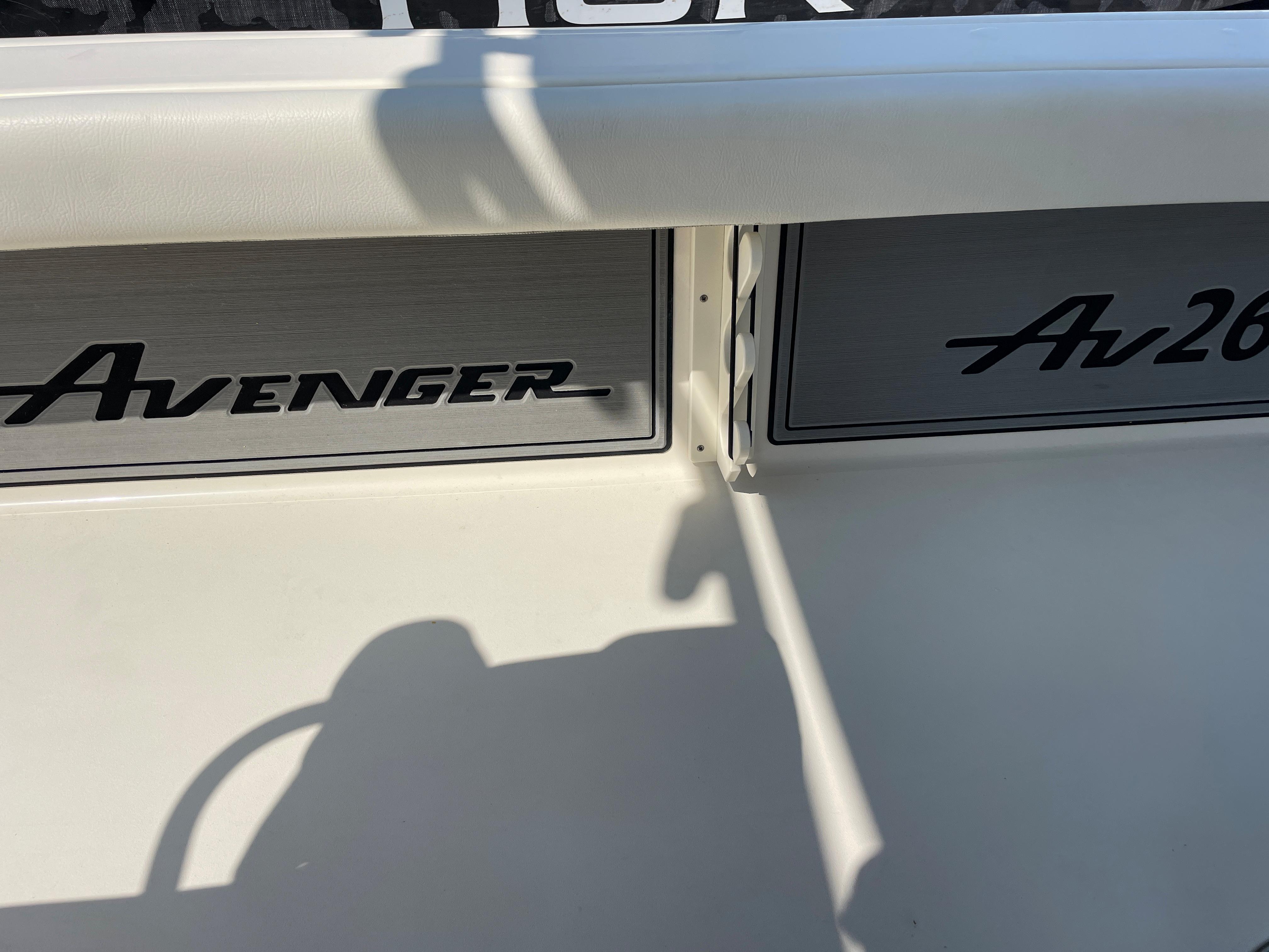 Avenger AV 26 Bay Boat - Under gunwale rod holders