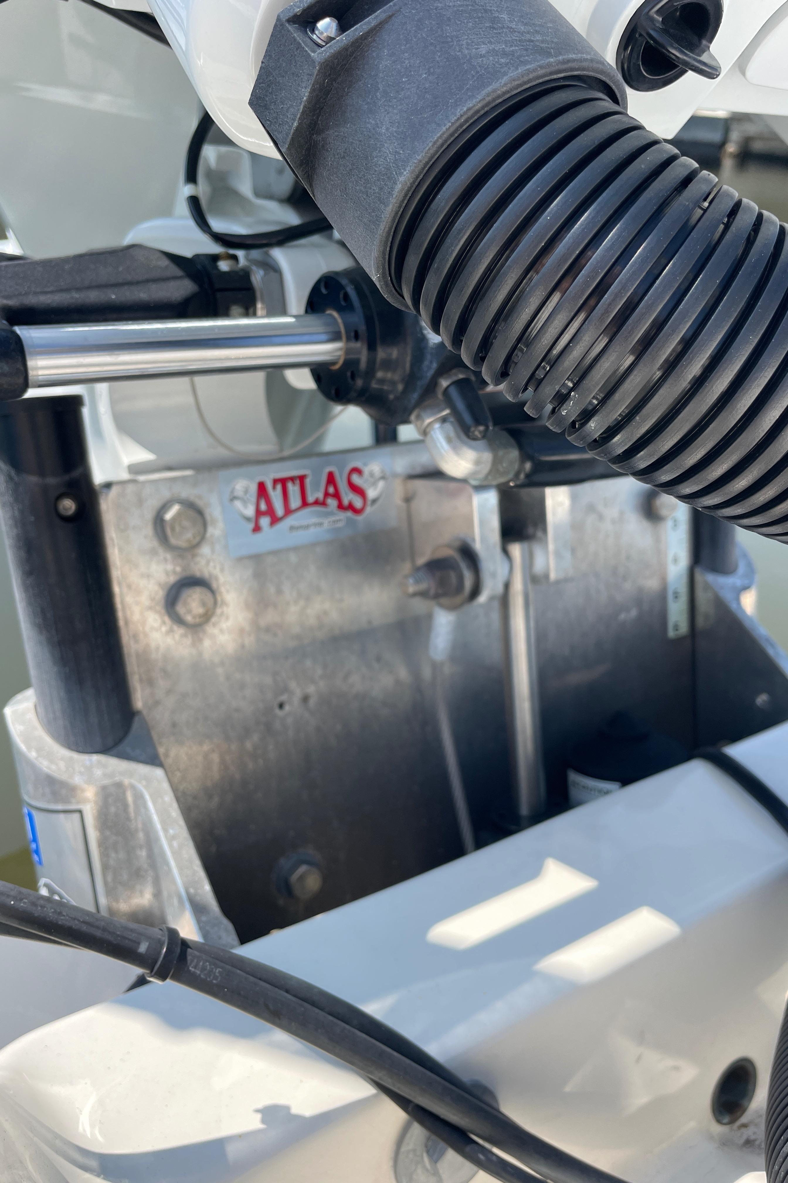 Avenger AV 26 Bay Boat - Atlas Power Jack Plate
