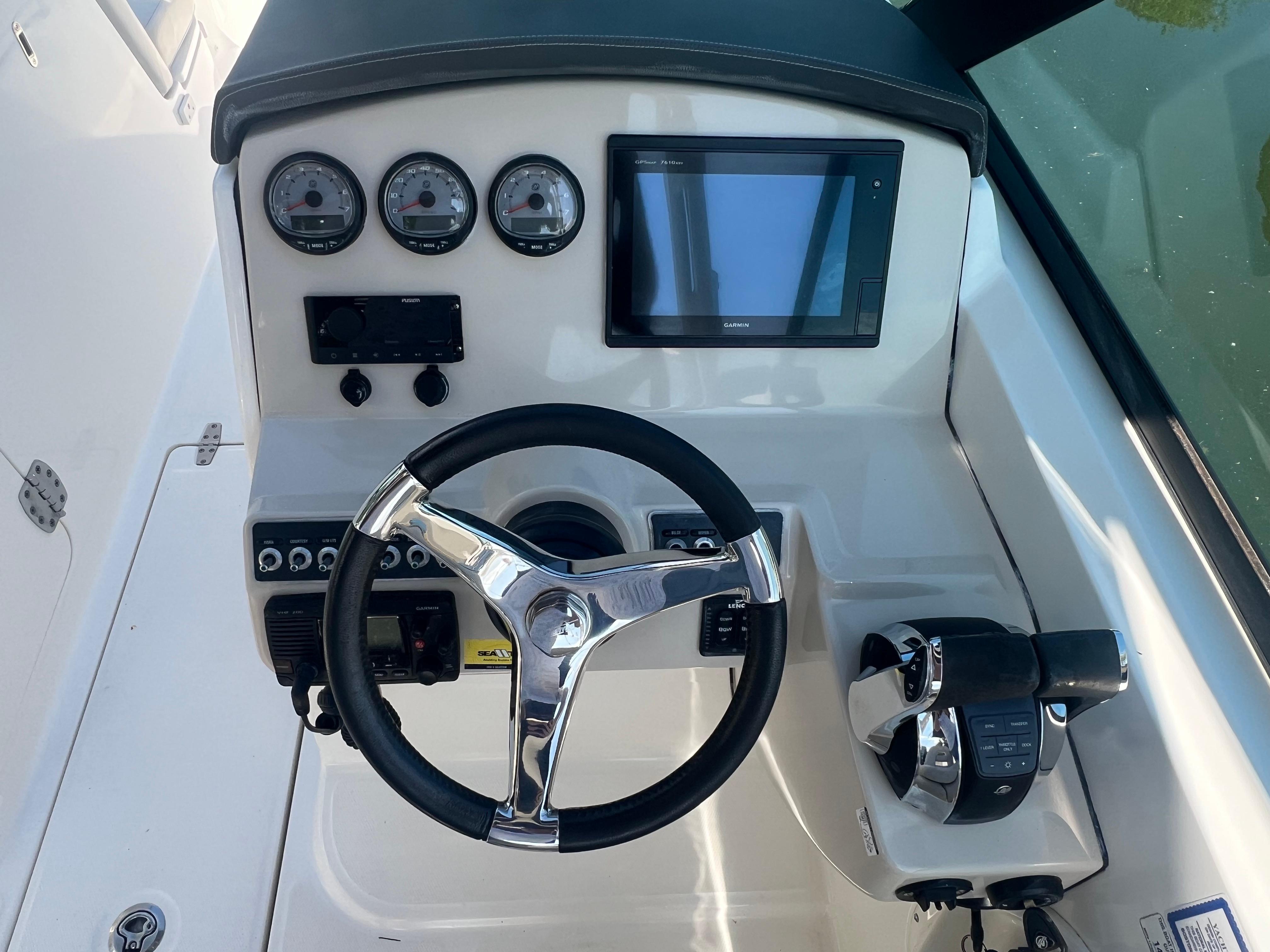 2016-boston-whaler-270-vantage-power-9788616-20250509095705654-1_XLARGE