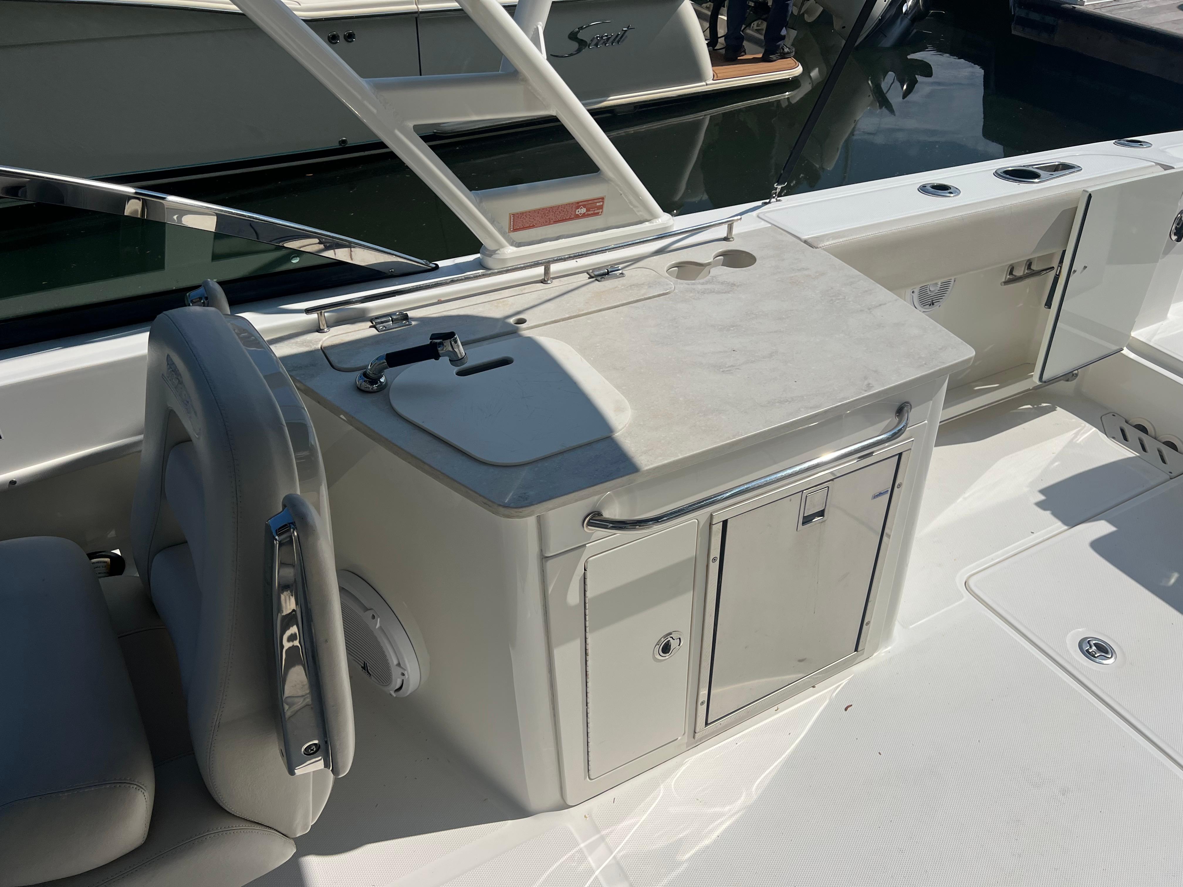 2016-boston-whaler-270-vantage-power-9788616-20250509095728618-1_XLARGE
