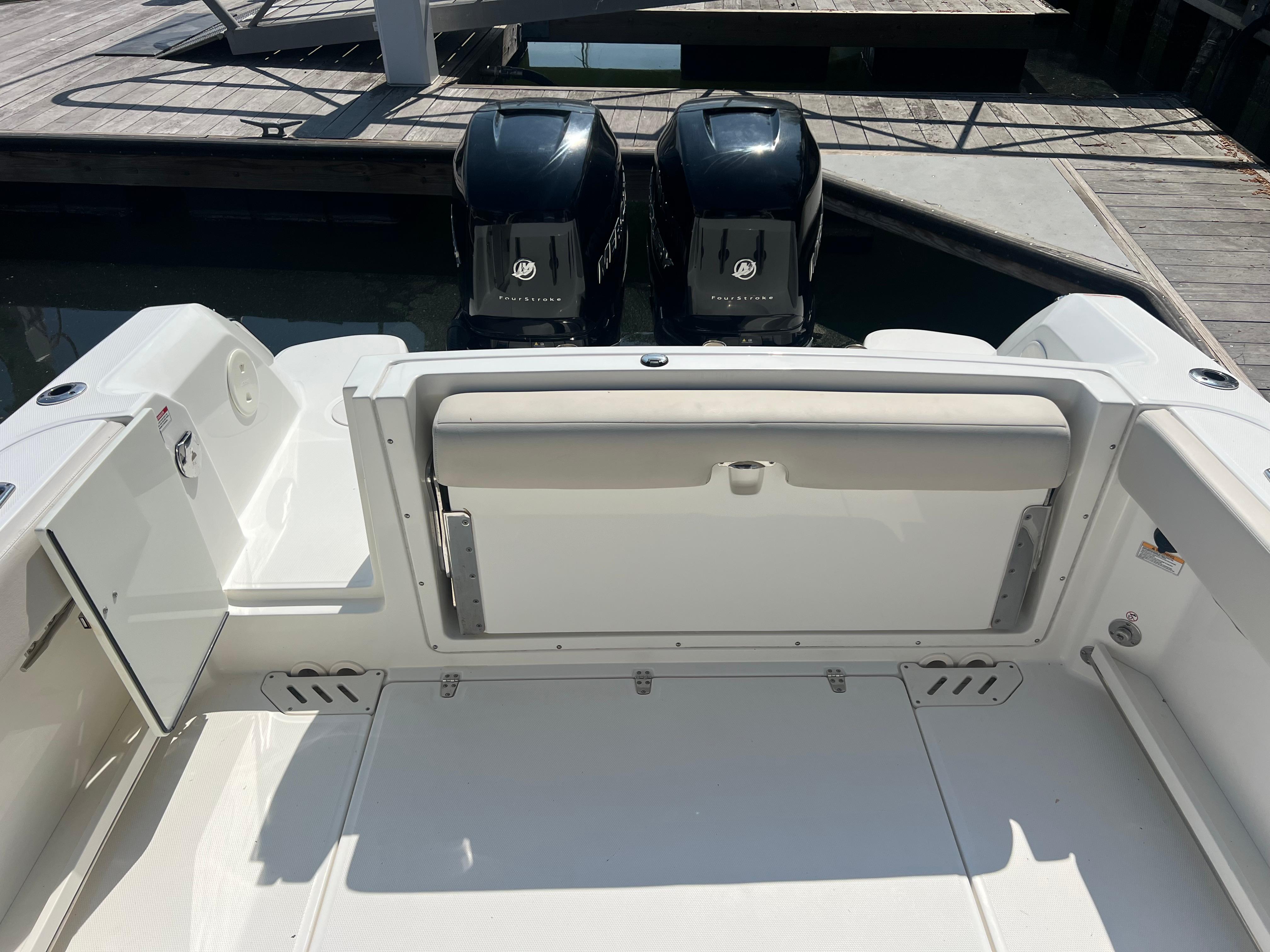 2016-boston-whaler-270-vantage-power-9788616-20250509095800299-1_XLARGE