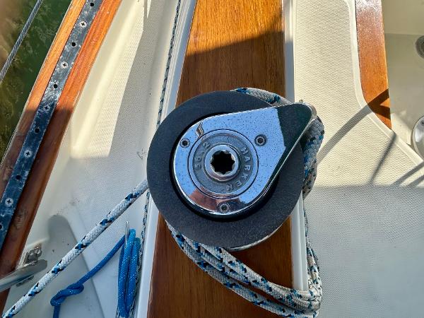 Winch on 1999 Pacific Seacraft 40 Voyagemaker sailboat deck with rope.