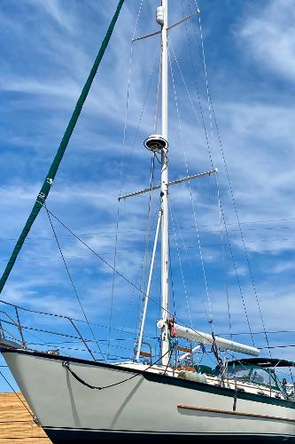 Sailboat Pacific Seacraft 40 Voyagemaker 1999 against a blue sky.