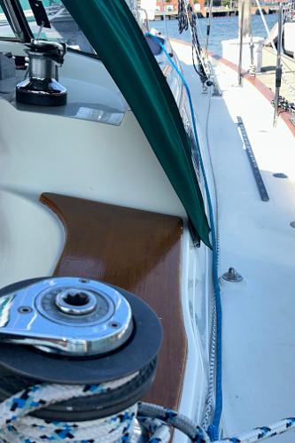 1999 Pacific Seacraft 40 Voyagemaker sailboat deck with winch and ropes.