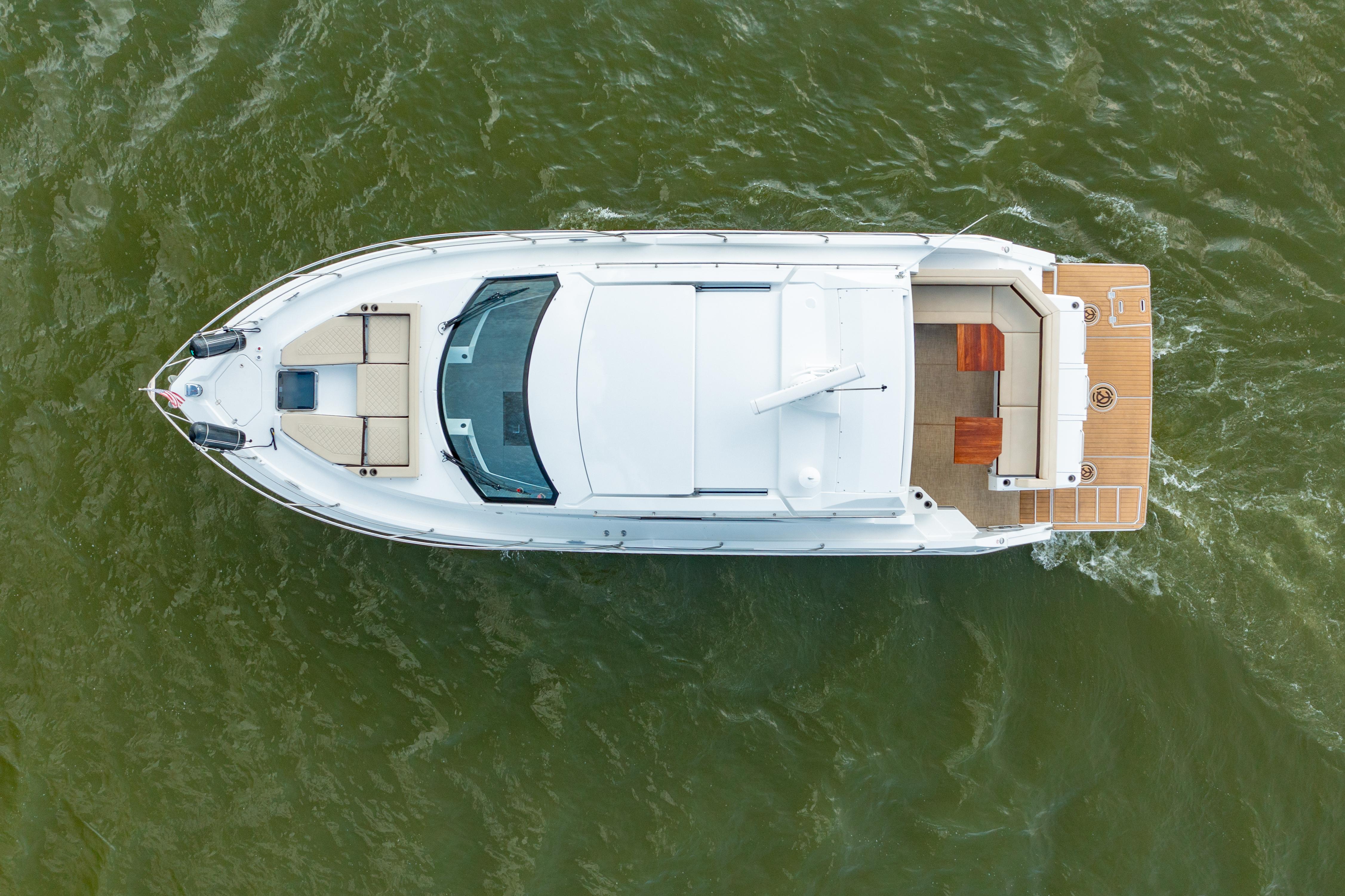 2019-cruisers-yachts-42-cantius-power-9828631-982949071-0-170620251549-6