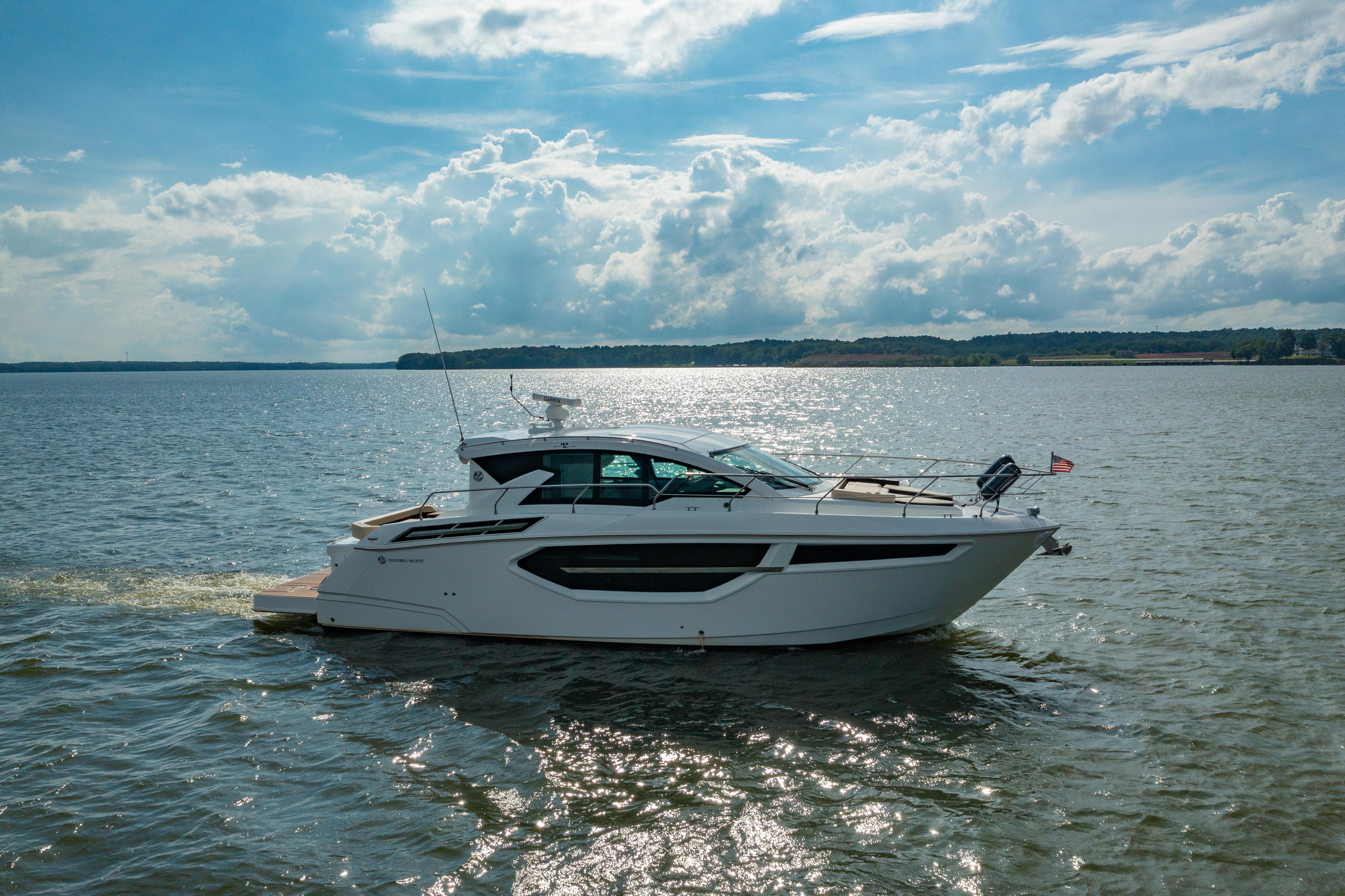 2019-cruisers-yachts-42-cantius-power-9828631-982949076-0-170620251551-11