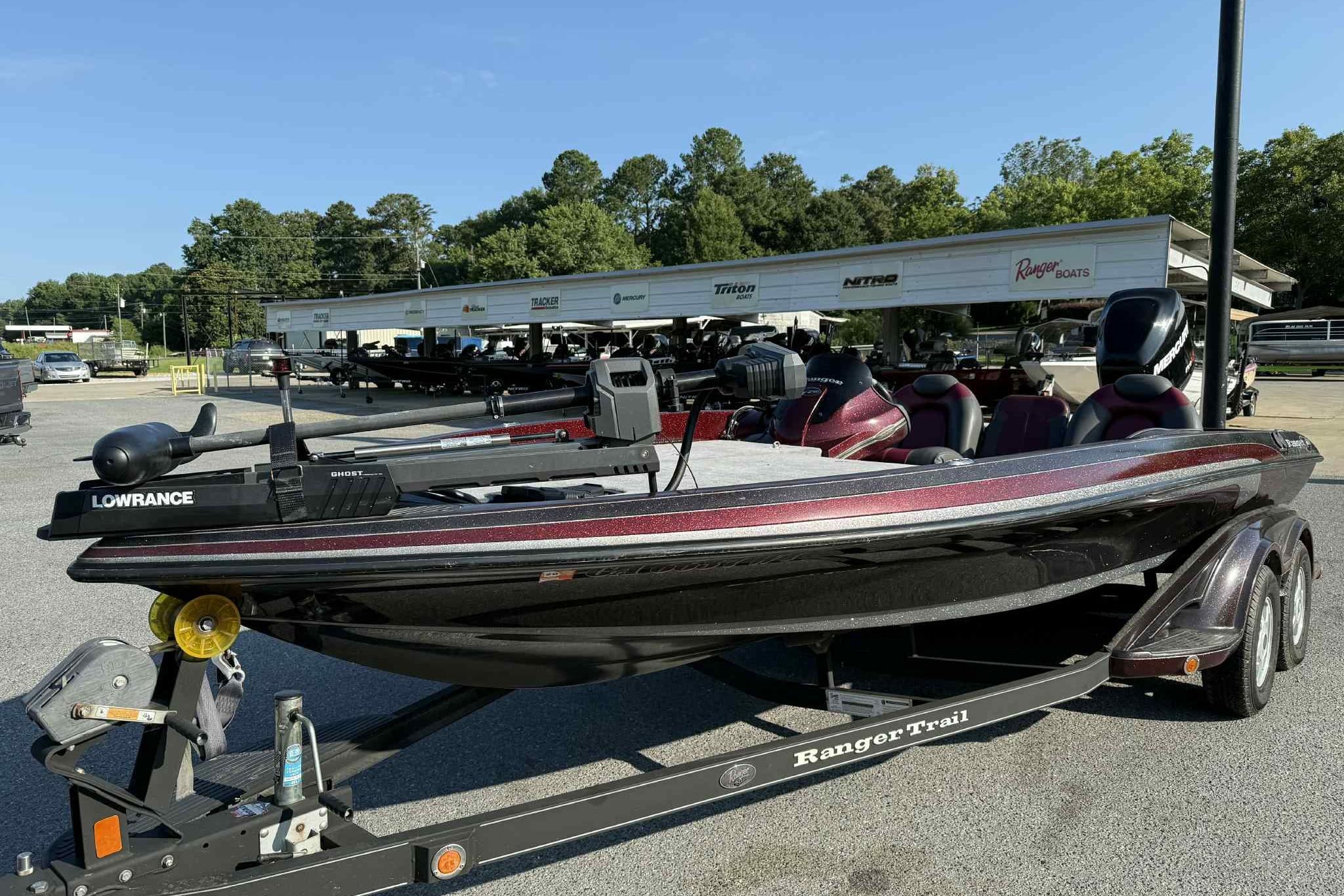 2008 Ranger Z520 Comanche boat on trailer, featuring Lowrance equipment, parked outdoors.