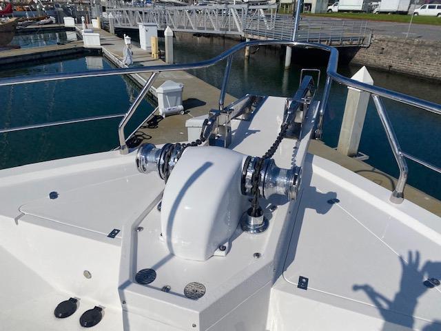 2005 Boston Whaler 275 Conquest boat deck with anchor windlass at marina.