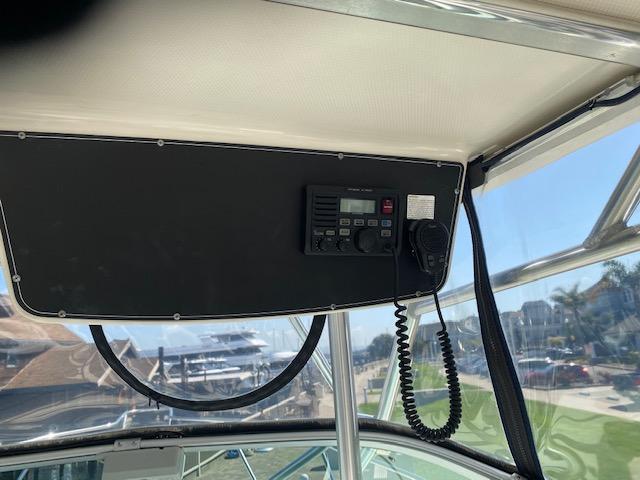 2005 Boston Whaler 275 Conquest boat interior with mounted radio system.