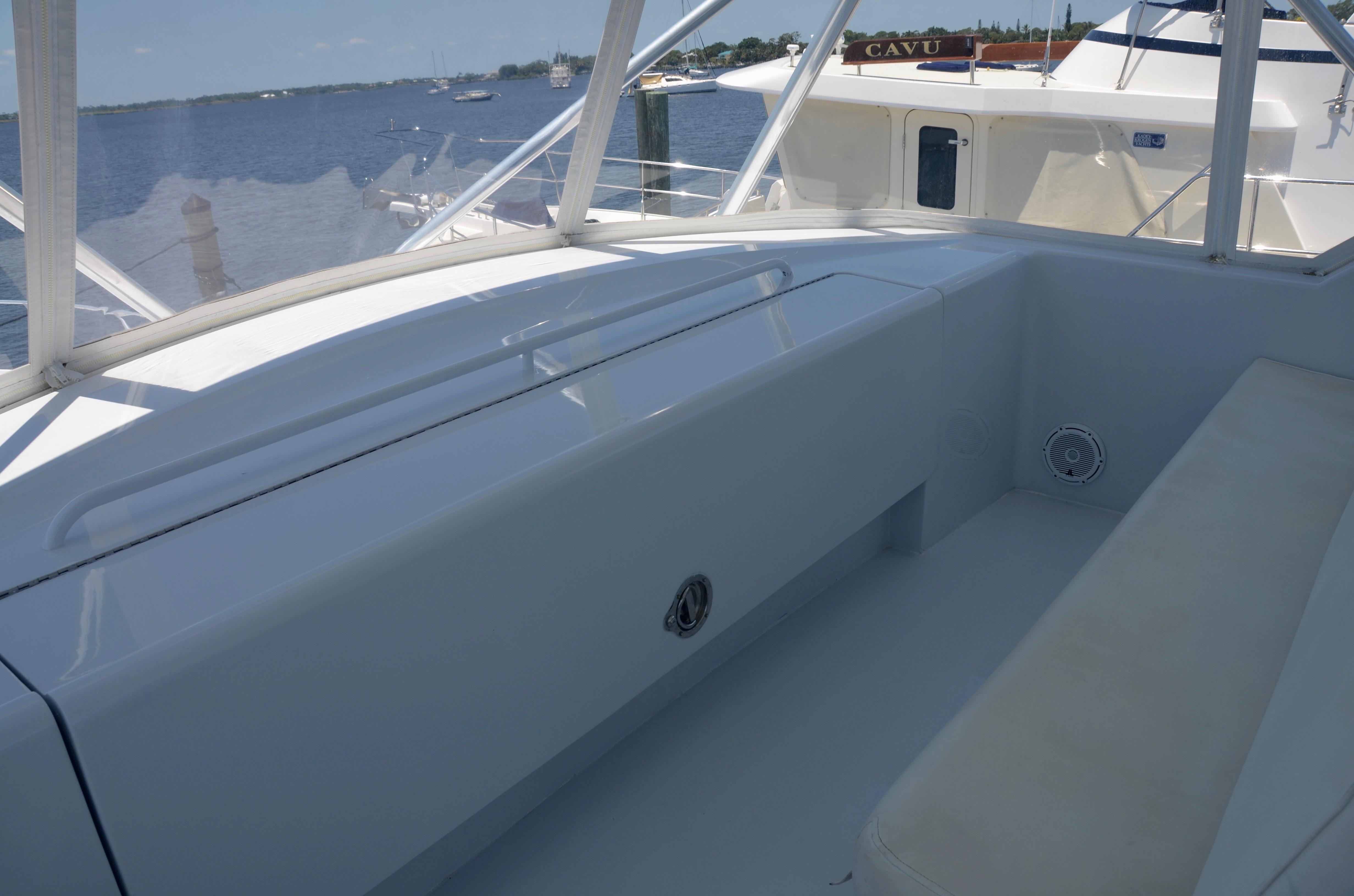 Hatteras 60 Down Time - Helm Seating