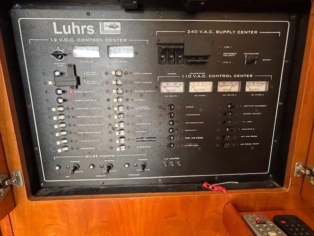2003-luhrs-40-convertible-power-9788674-978030947-0-090520251031-32