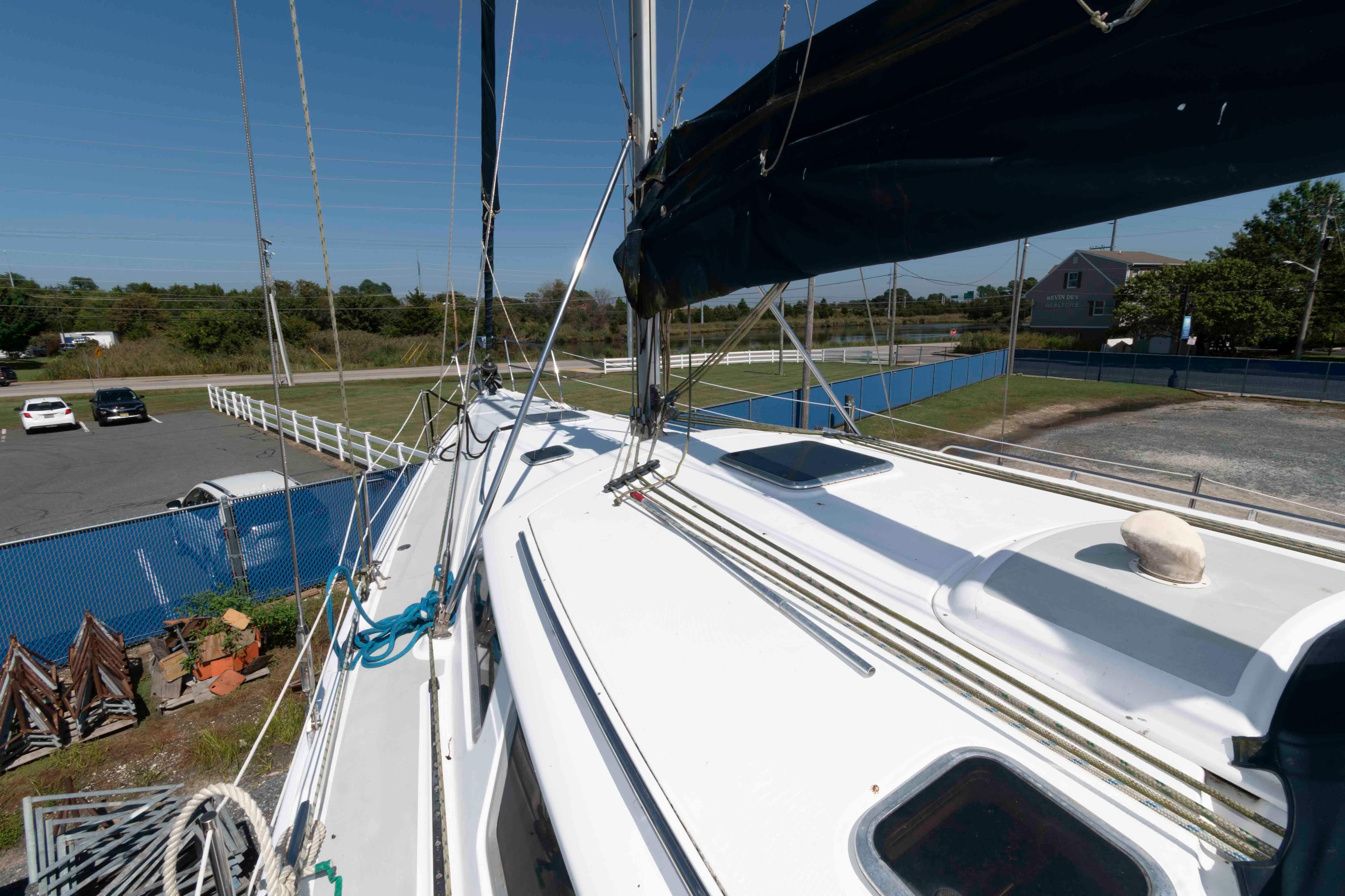 M 10190 WH Knot 10 Yacht Sales