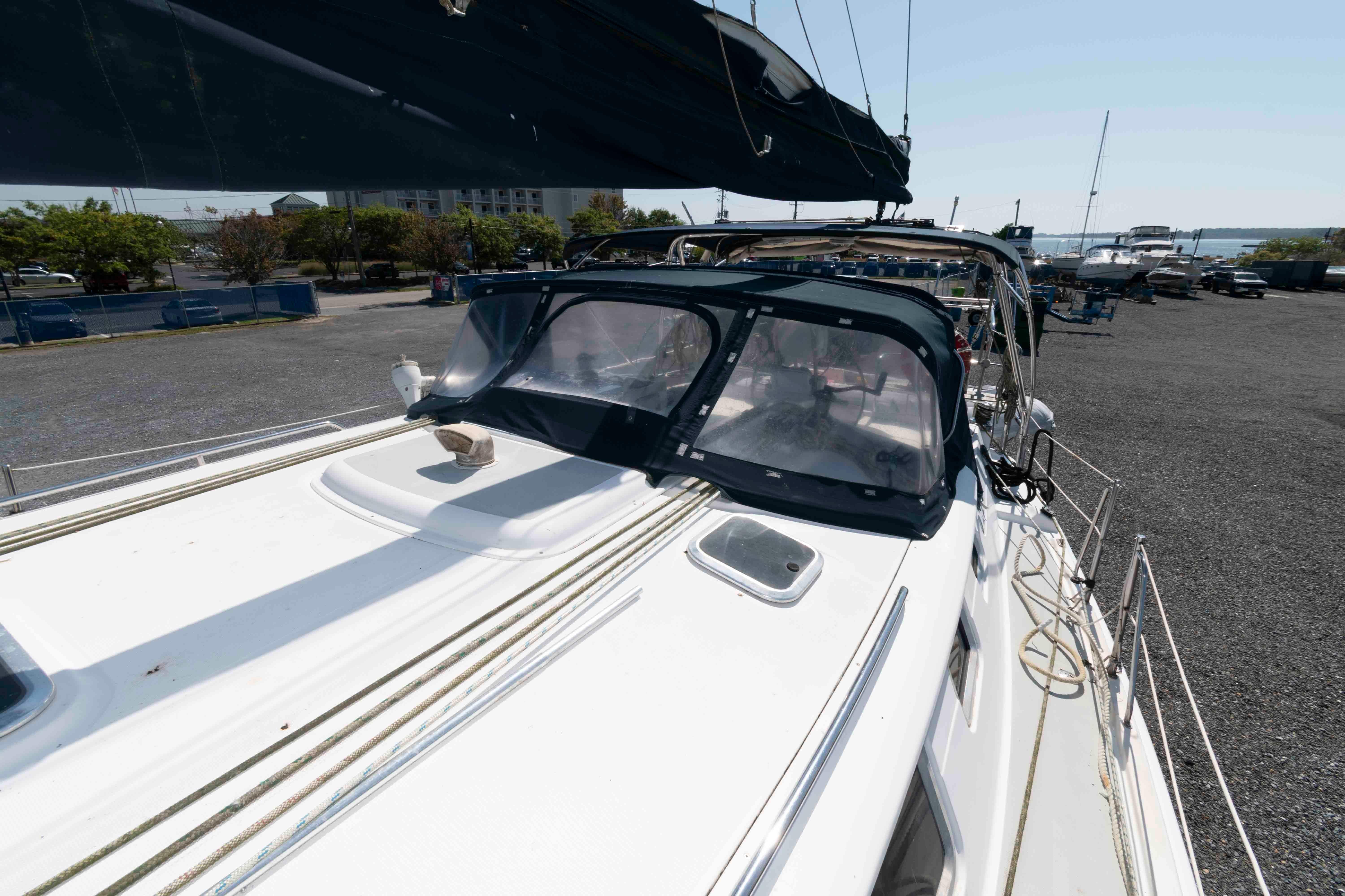 M 10190 WH Knot 10 Yacht Sales