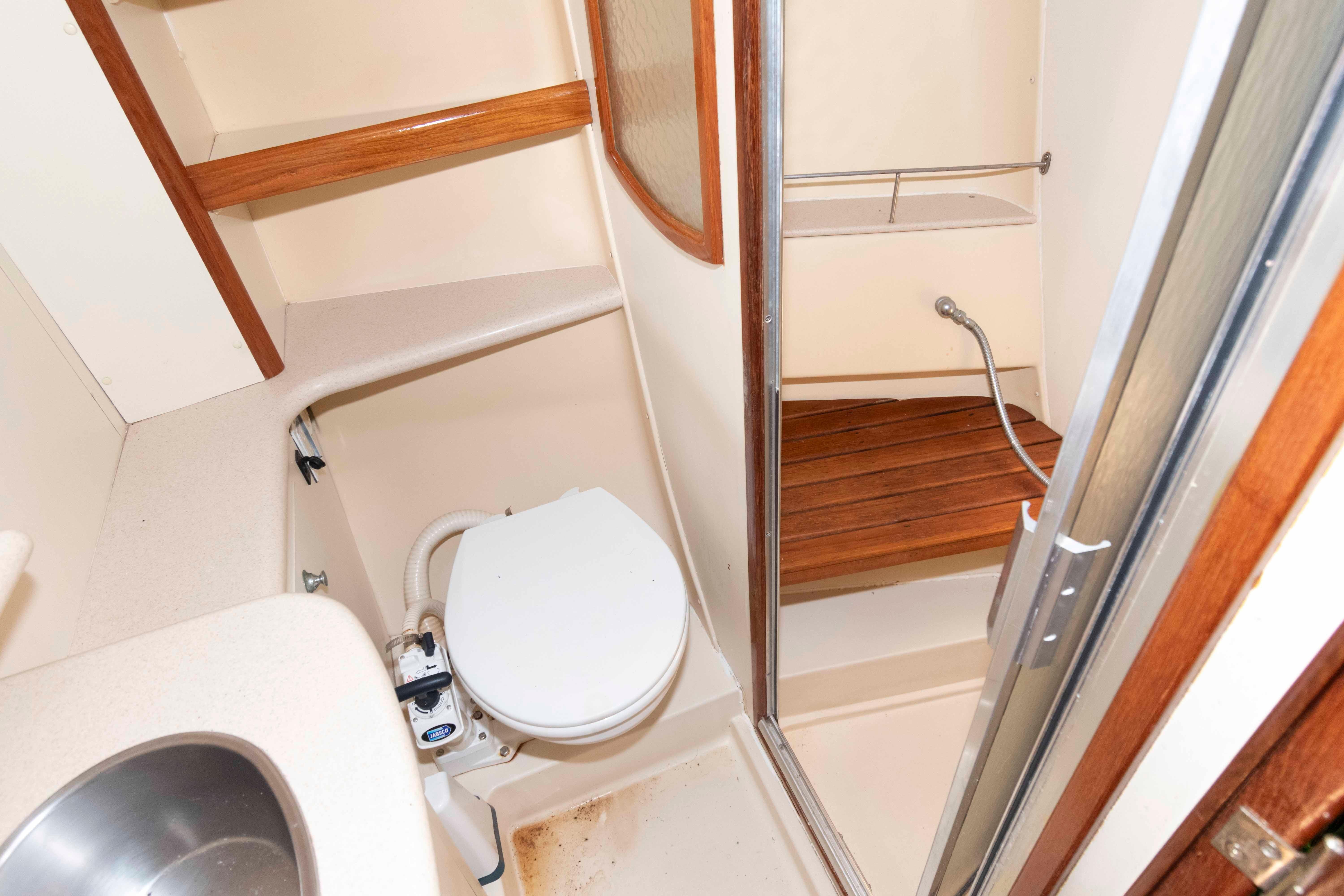 M 10190 WH Knot 10 Yacht Sales