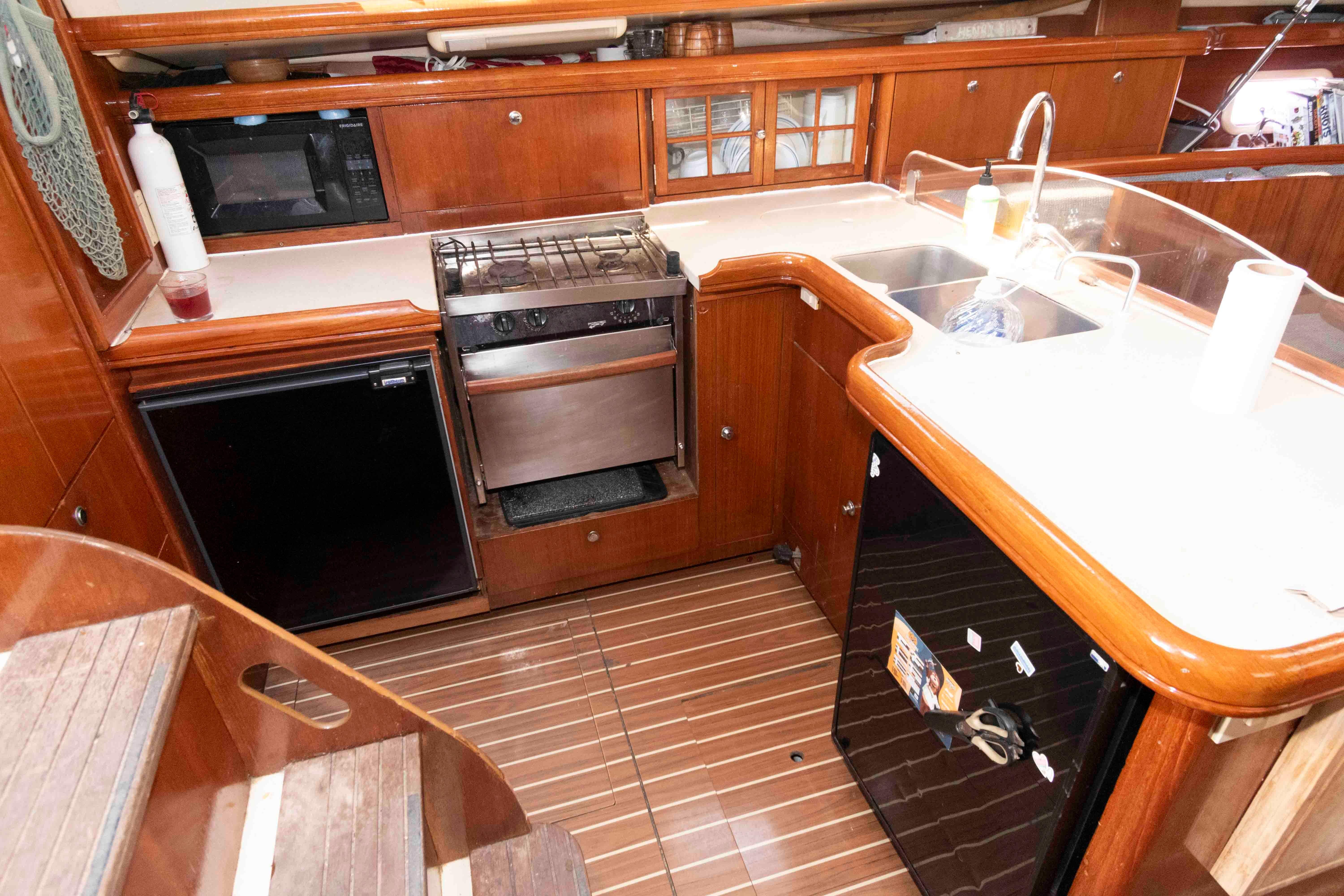 M 10190 WH Knot 10 Yacht Sales