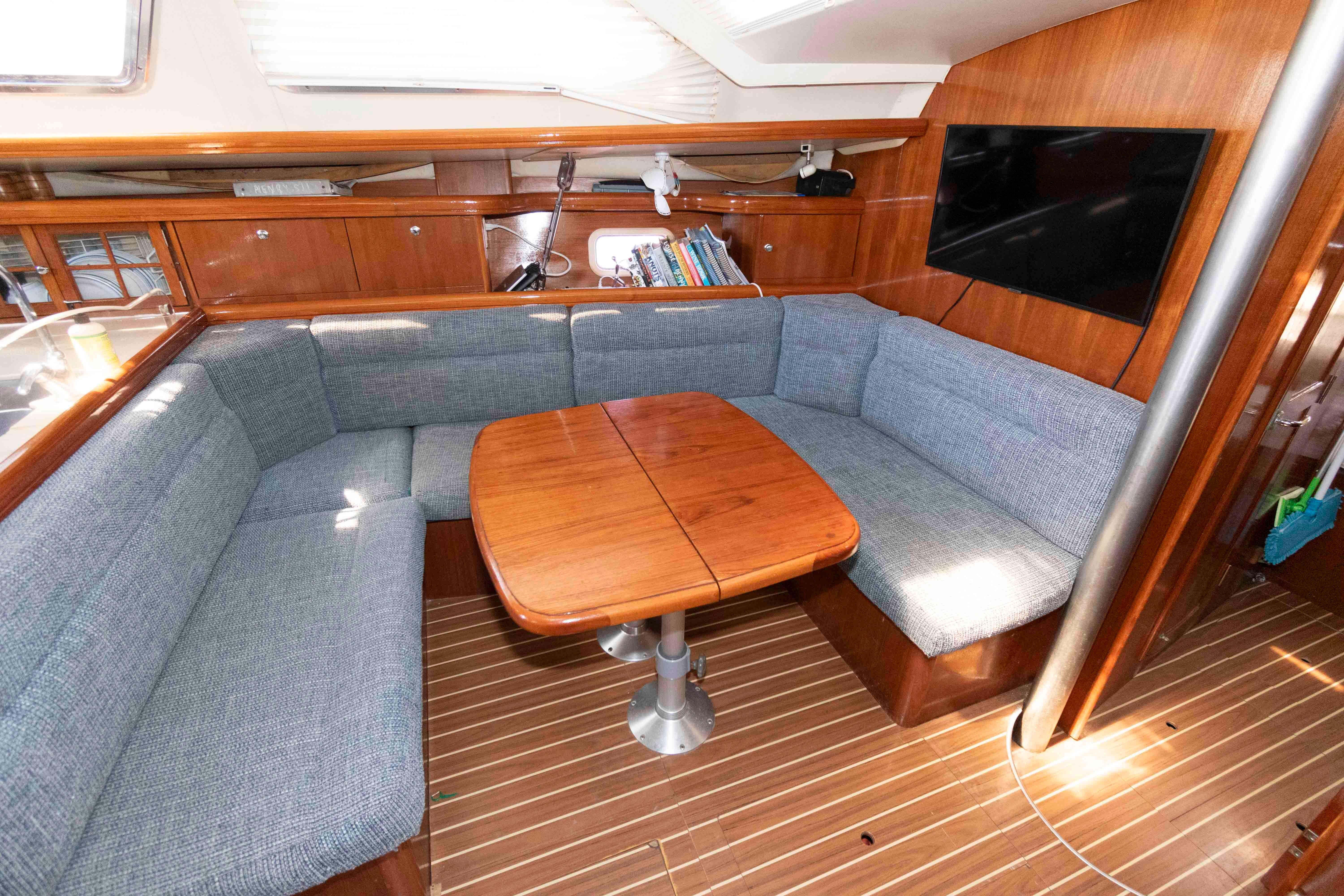 M 10190 WH Knot 10 Yacht Sales