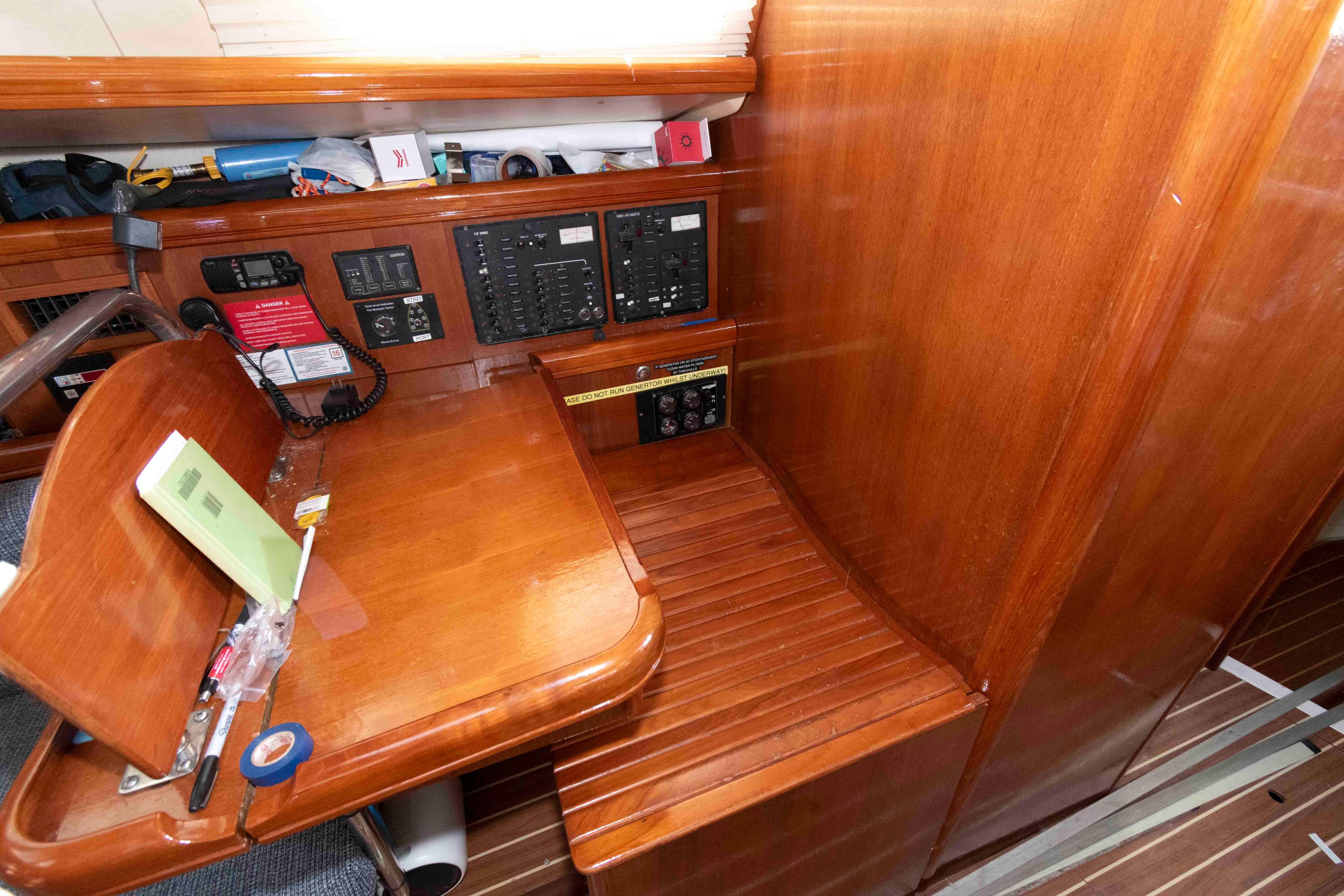 M 10190 WH Knot 10 Yacht Sales