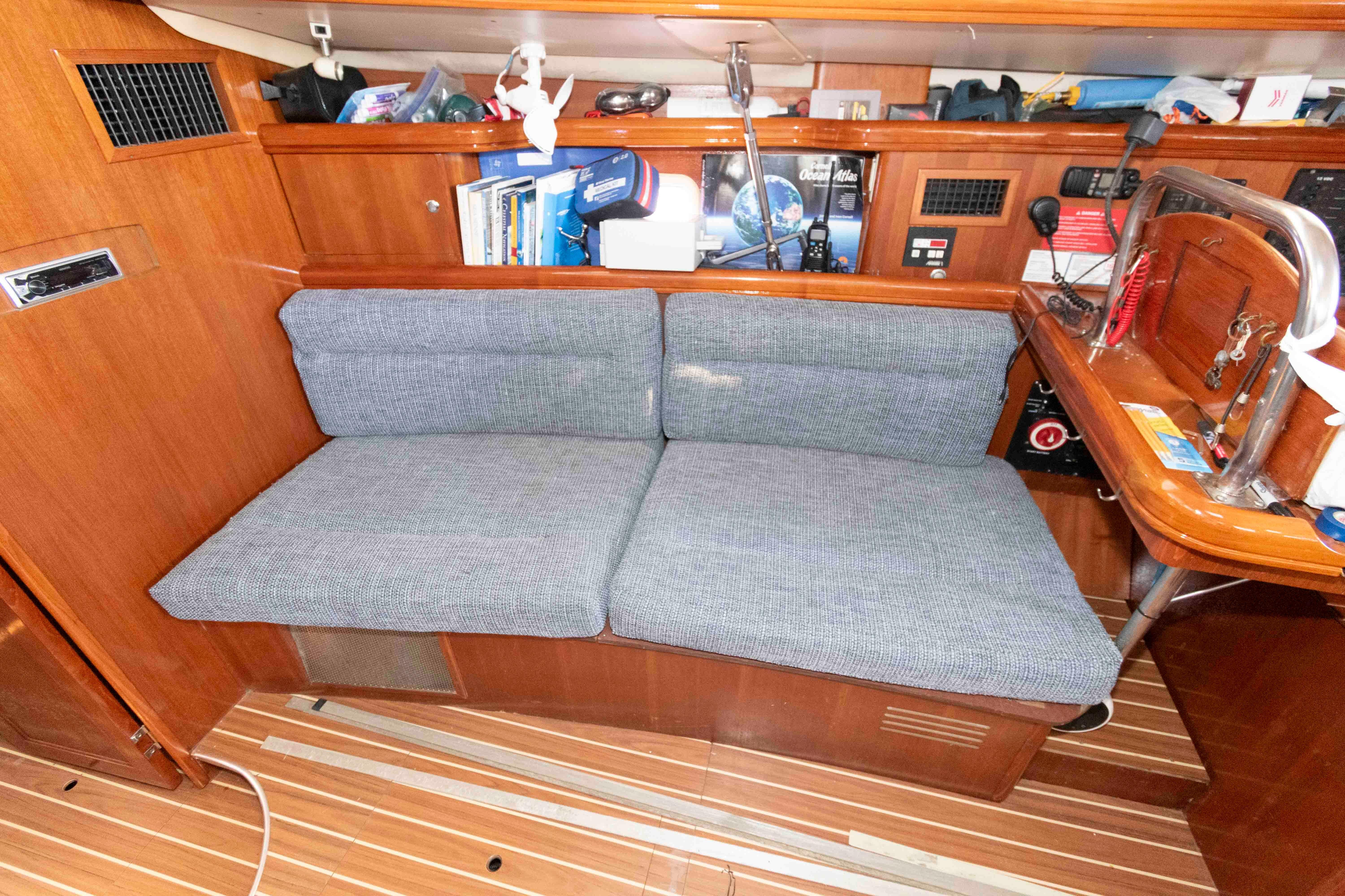 M 10190 WH Knot 10 Yacht Sales