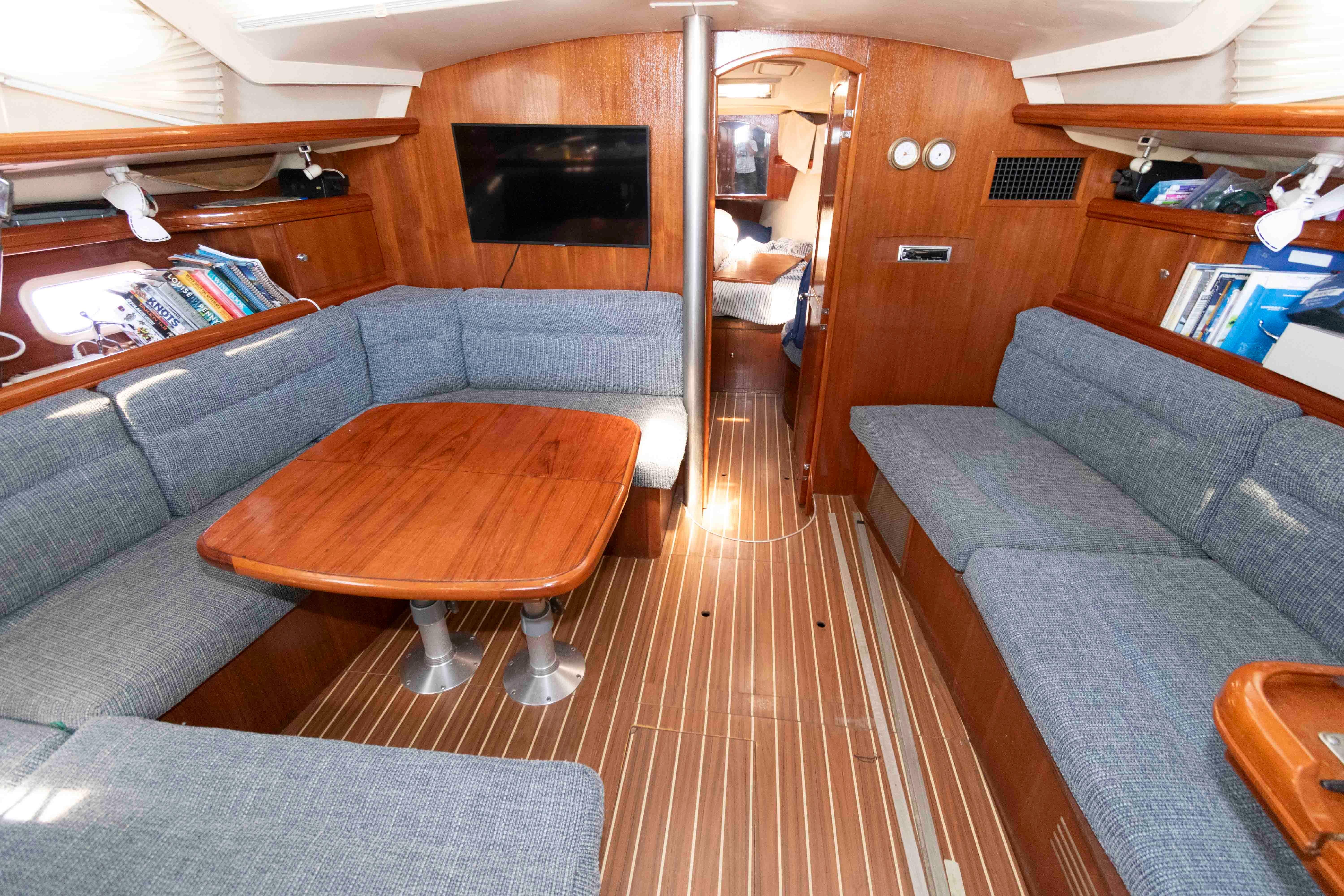 M 10190 WH Knot 10 Yacht Sales