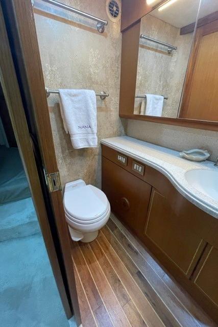Ocean 57 NANA - Master Head Sink & Toilet