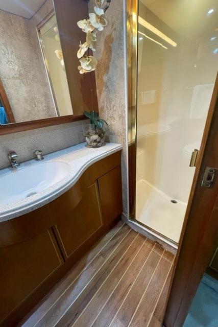 Ocean 57 NANA - Master Head Sink & Shower