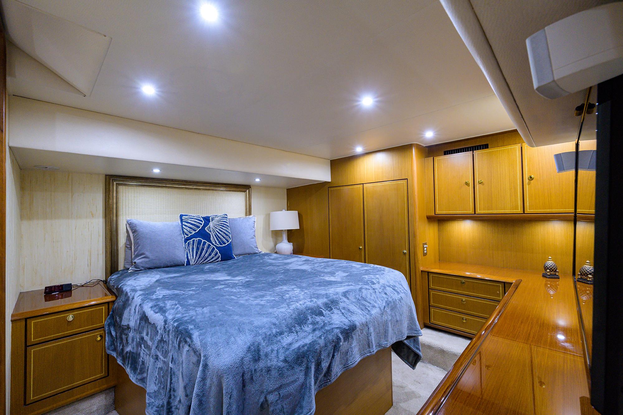 Ocean 57 REEL GRATEFUL - Master Stateroom Berth