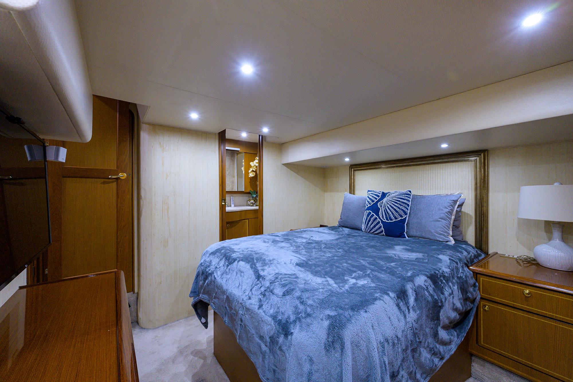 Ocean 57 REEL GRATEFUL - Master Stateroom Berth