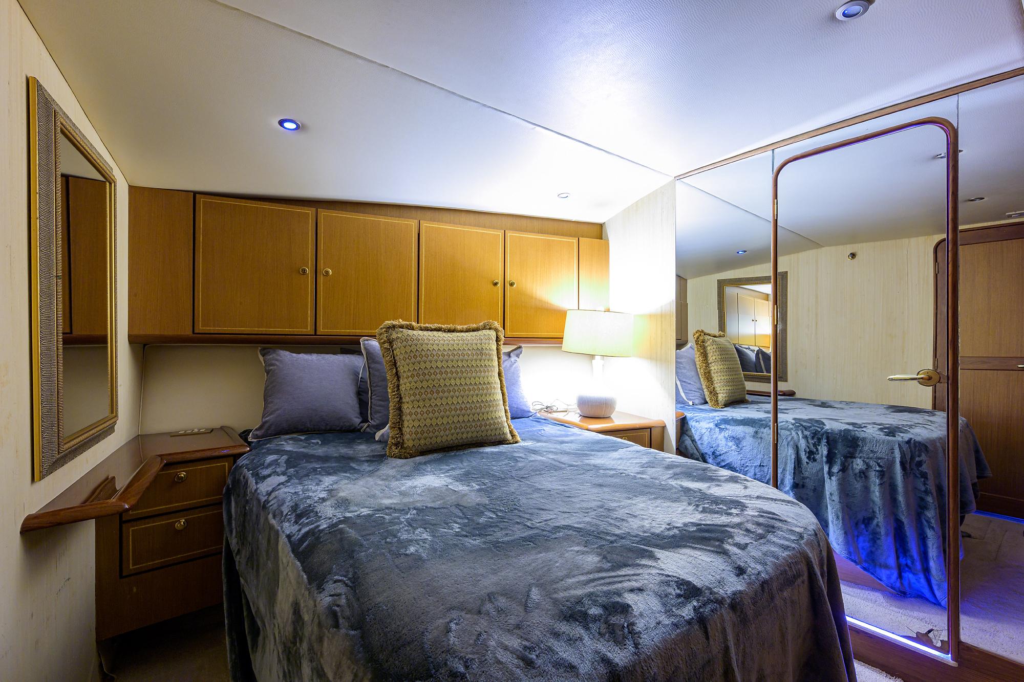 Ocean 57 REEL GRATEFUL - Forward Stateroom Berth