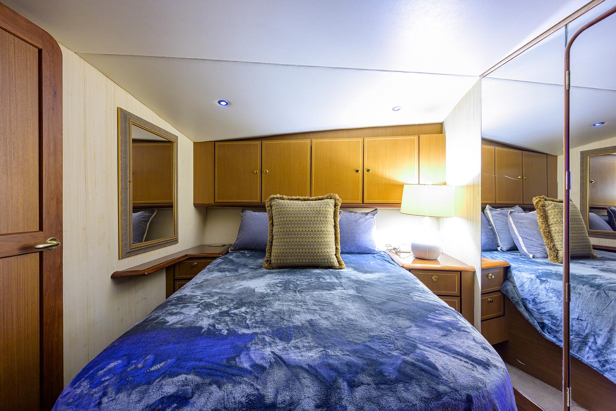 Ocean 57 REEL GRATEFUL - Forward Stateroom Berth