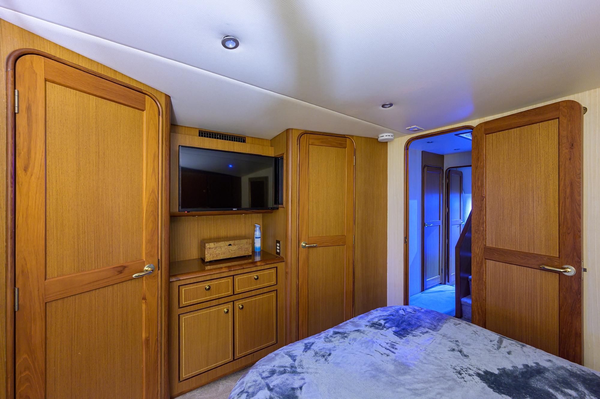 Ocean 57 REEL GRATEFUL - Forward Stateroom TV & Head Access