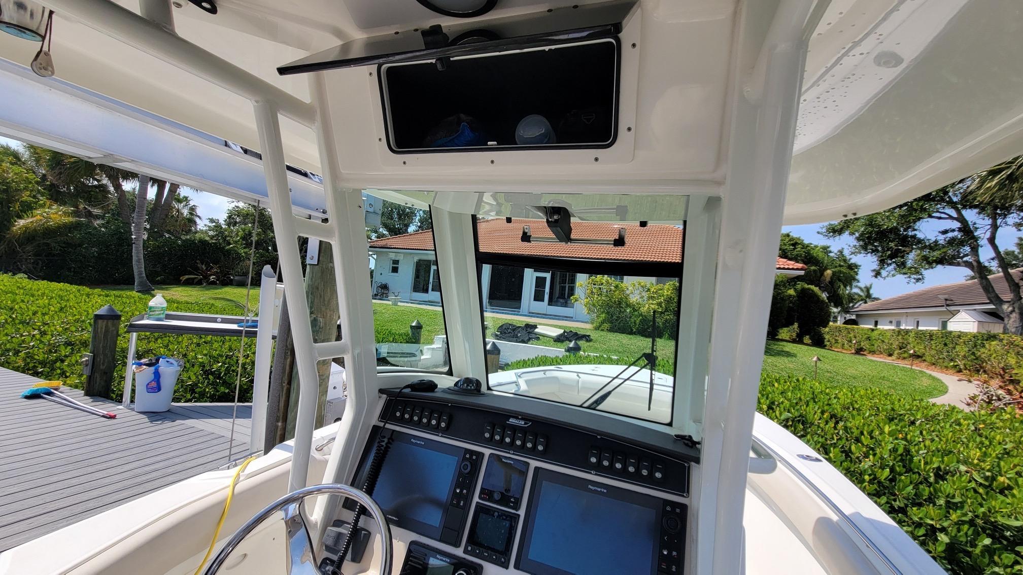 2020-boston-whaler-280-outrage-power-9818697-20250528204901480-1_XLARGE