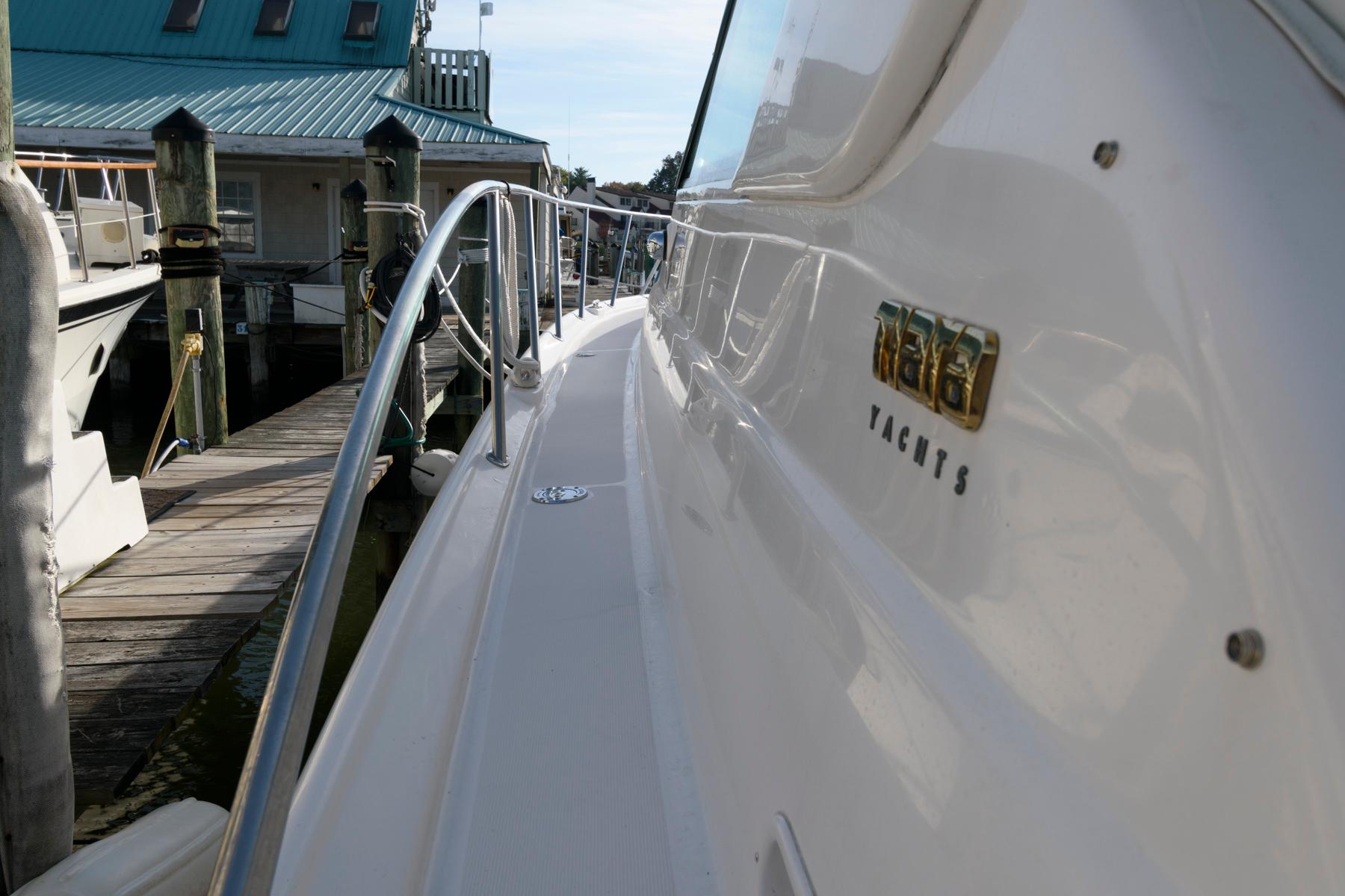 M 9509 TW Knot 10 Yacht Sales