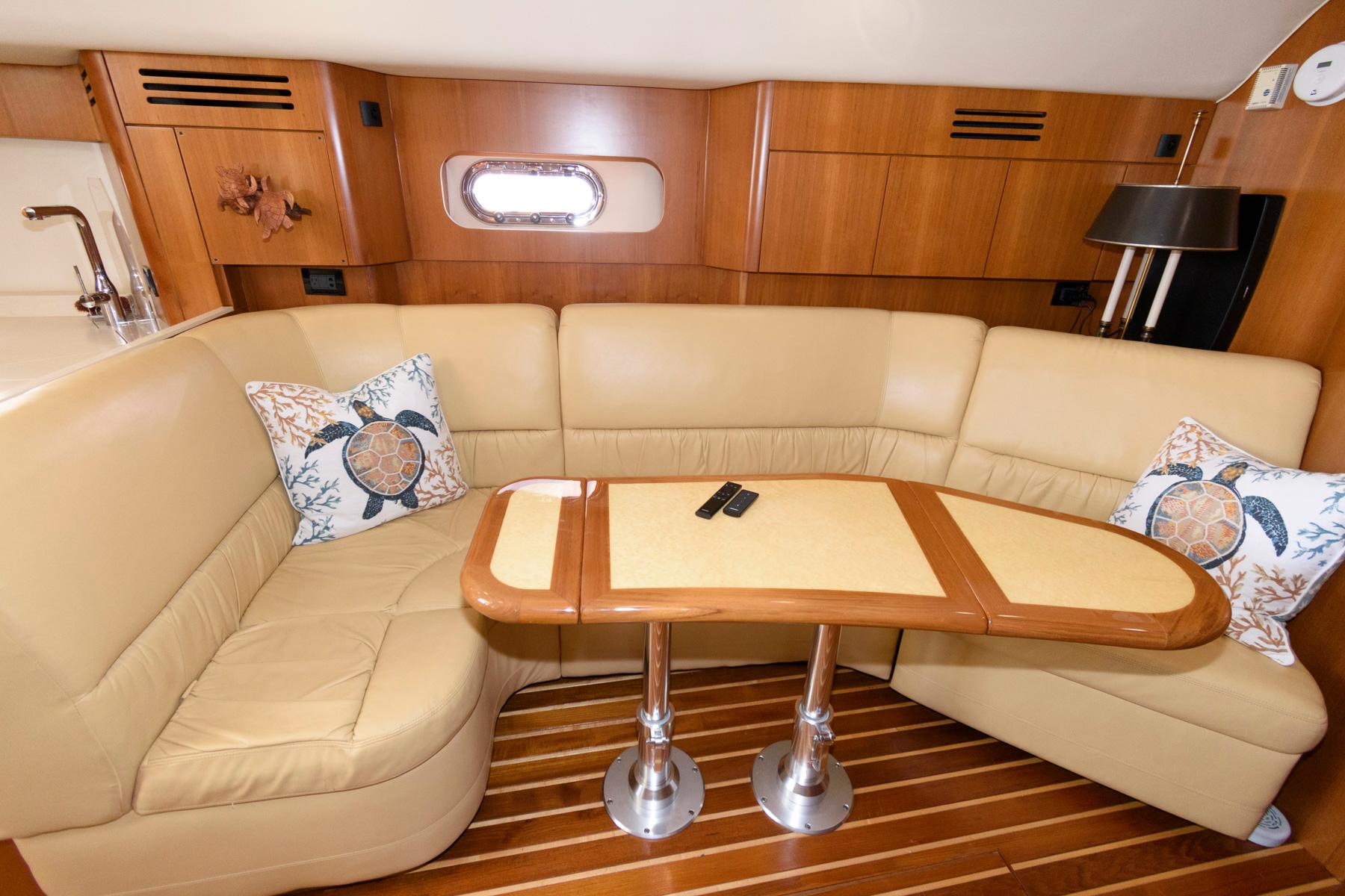 M 9509 TW Knot 10 Yacht Sales