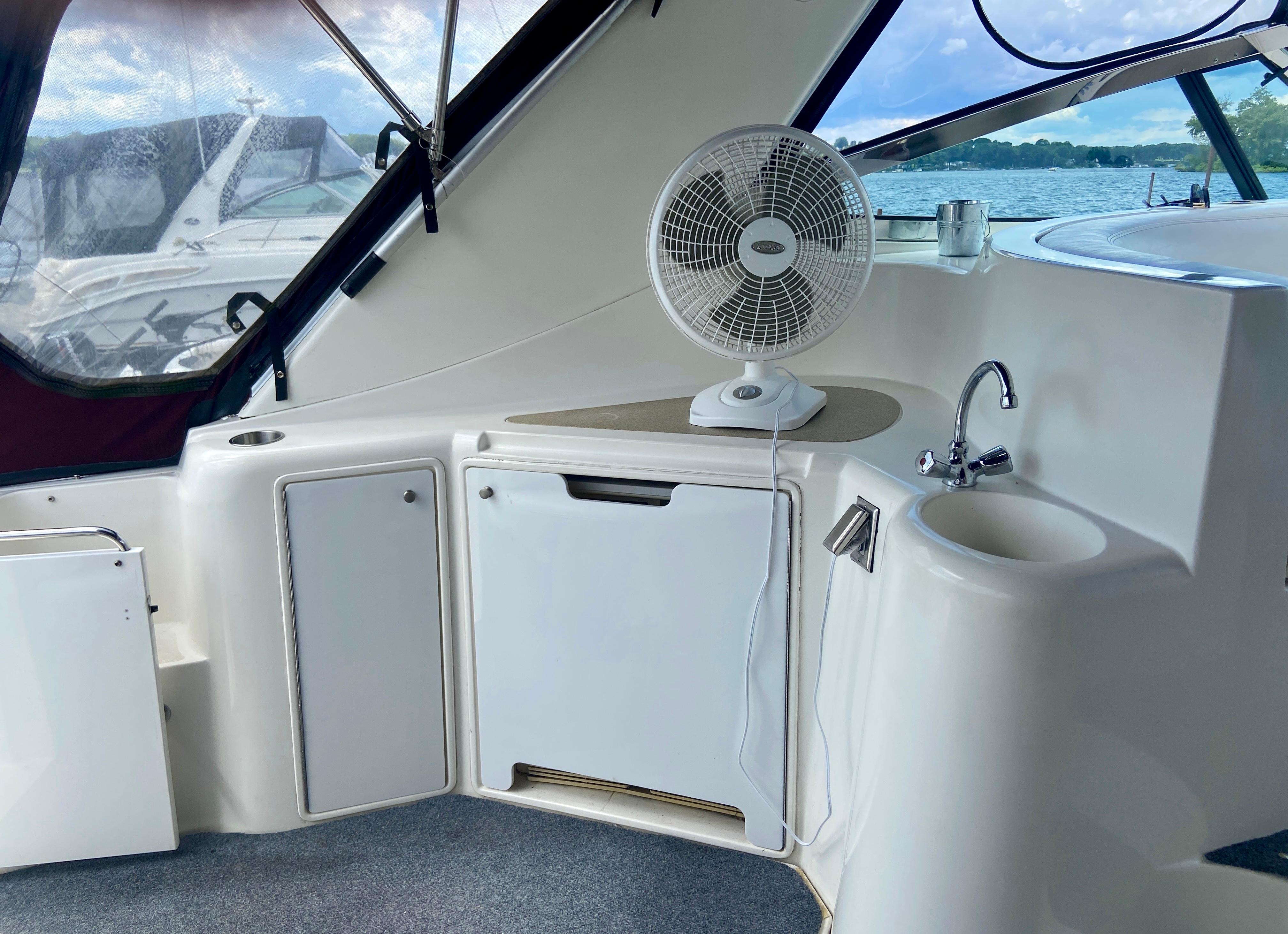 2000-cruisers-yachts-3870-express-power-9788716-20250509112215003-1_XLARGE