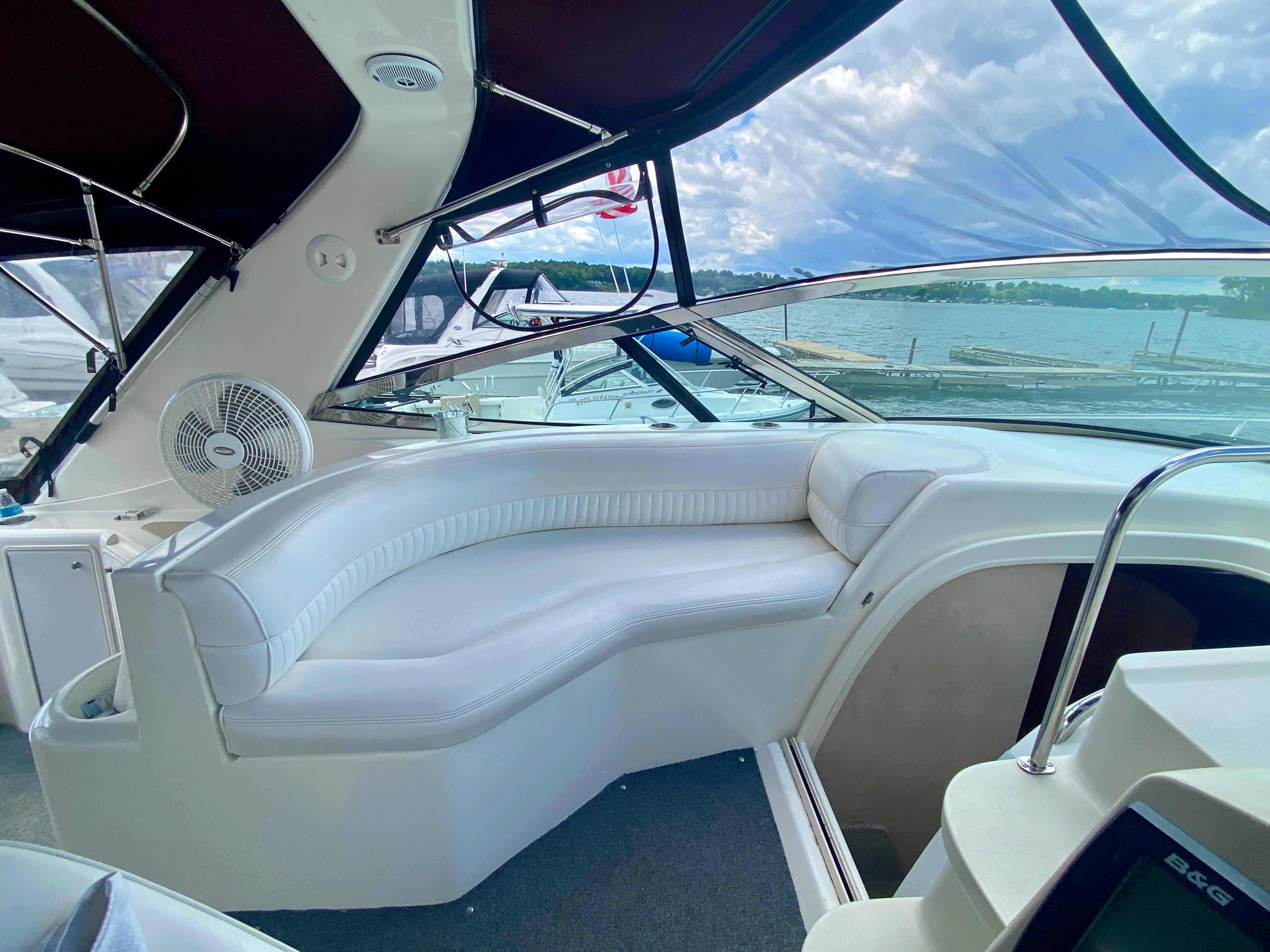 2000-cruisers-yachts-3870-express-power-9788716-20250509112221068-1_XLARGE
