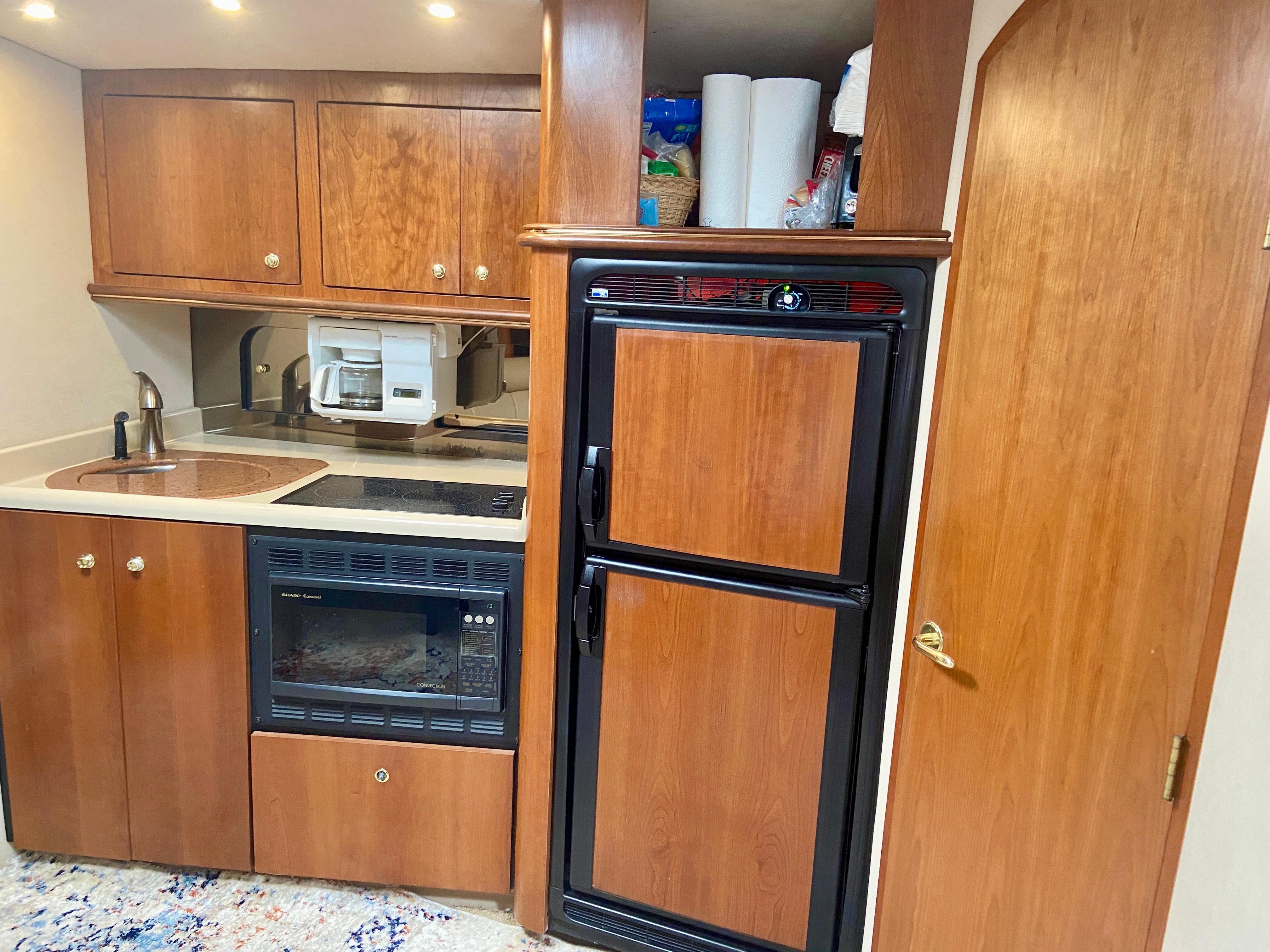 2000-cruisers-yachts-3870-express-power-9788716-20250509112233157-1_XLARGE